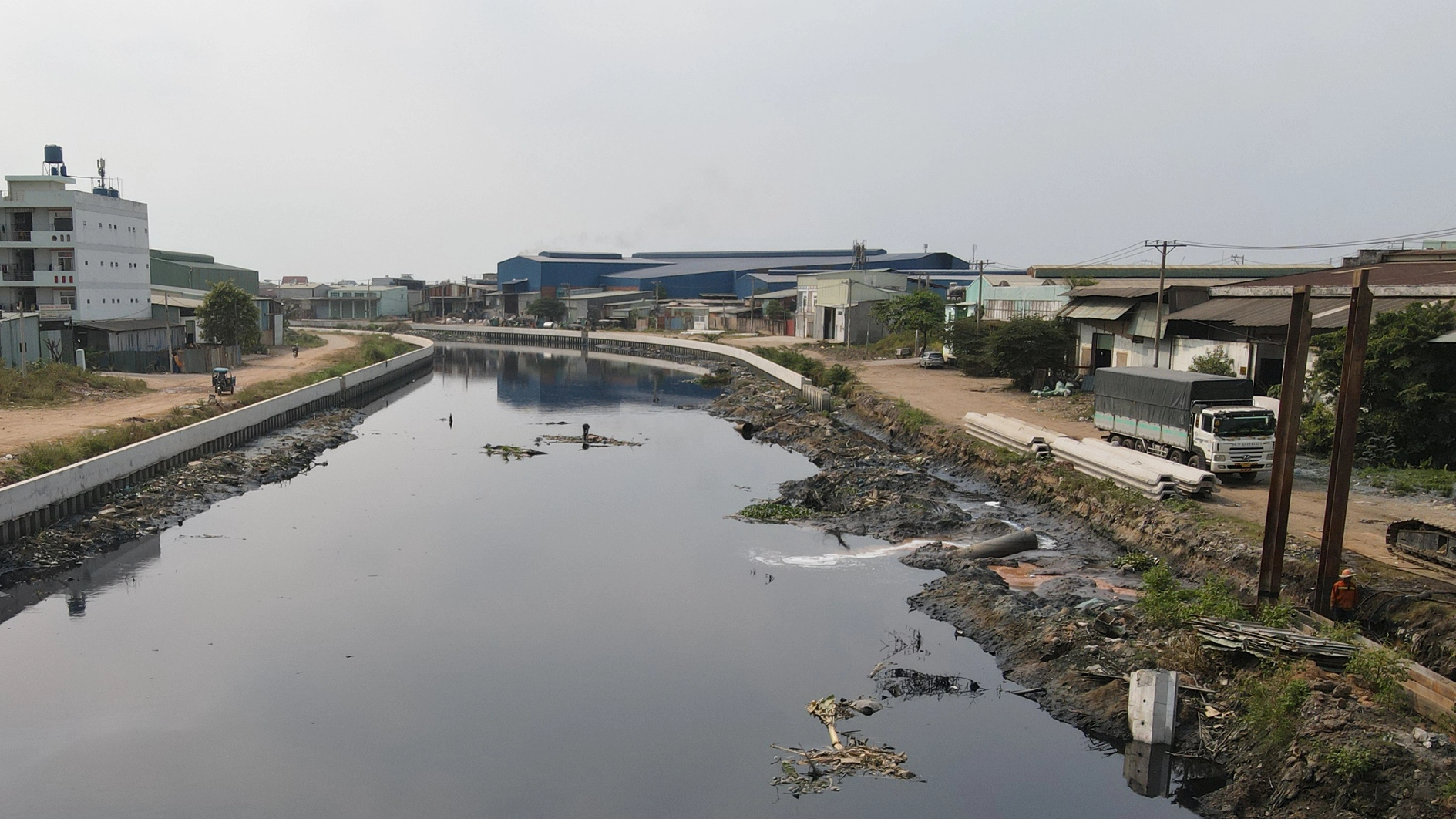 Ch&acirc;n lấm tay b&ugrave;n tr&ecirc;n c&ocirc;ng trường tuyến k&ecirc;nh d&agrave;i nhất TP.HCM ng&agrave;y Tết- Ảnh 5.