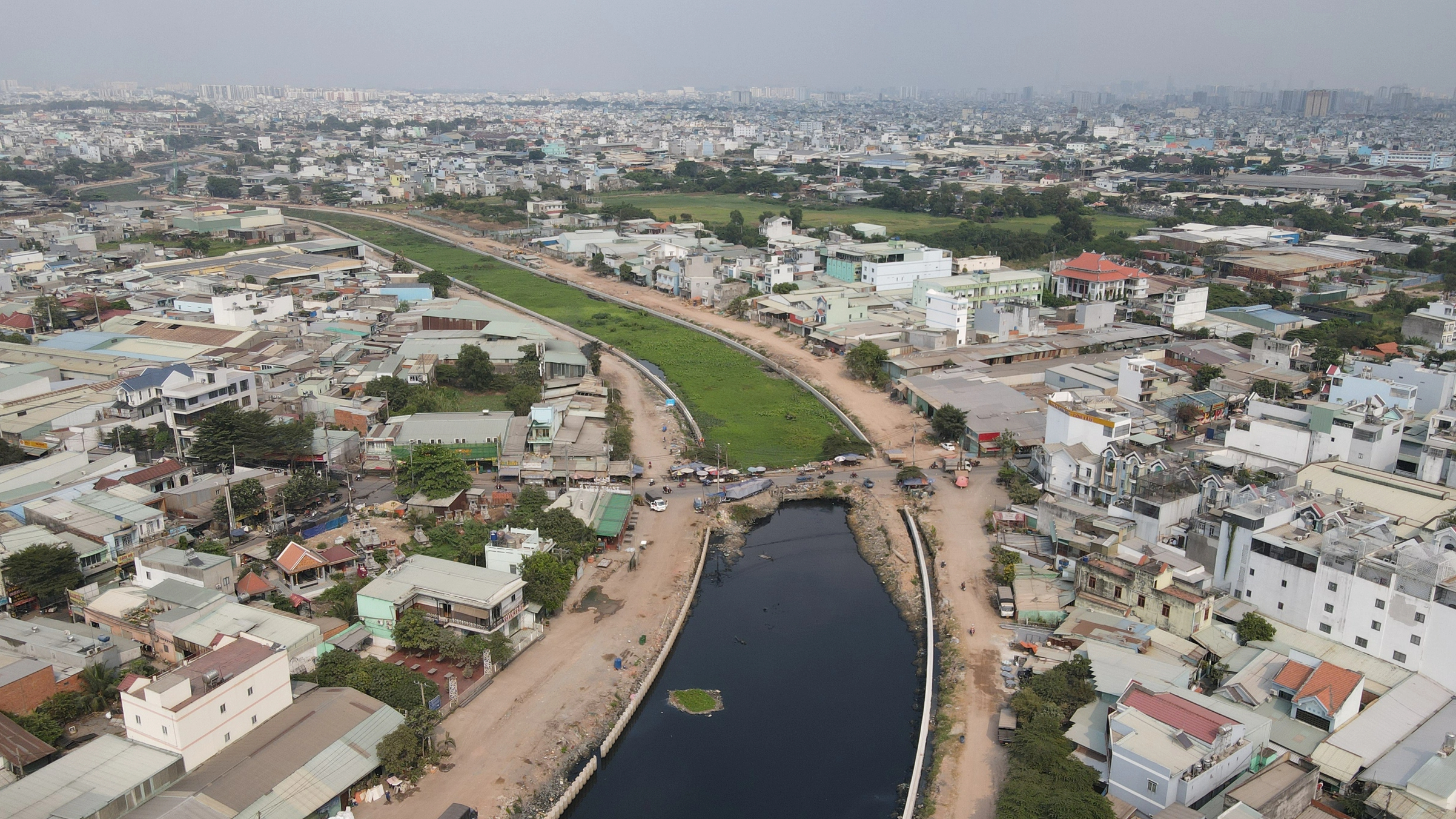 Ch&acirc;n lấm tay b&ugrave;n tr&ecirc;n c&ocirc;ng trường tuyến k&ecirc;nh d&agrave;i nhất TP.HCM ng&agrave;y Tết- Ảnh 4.