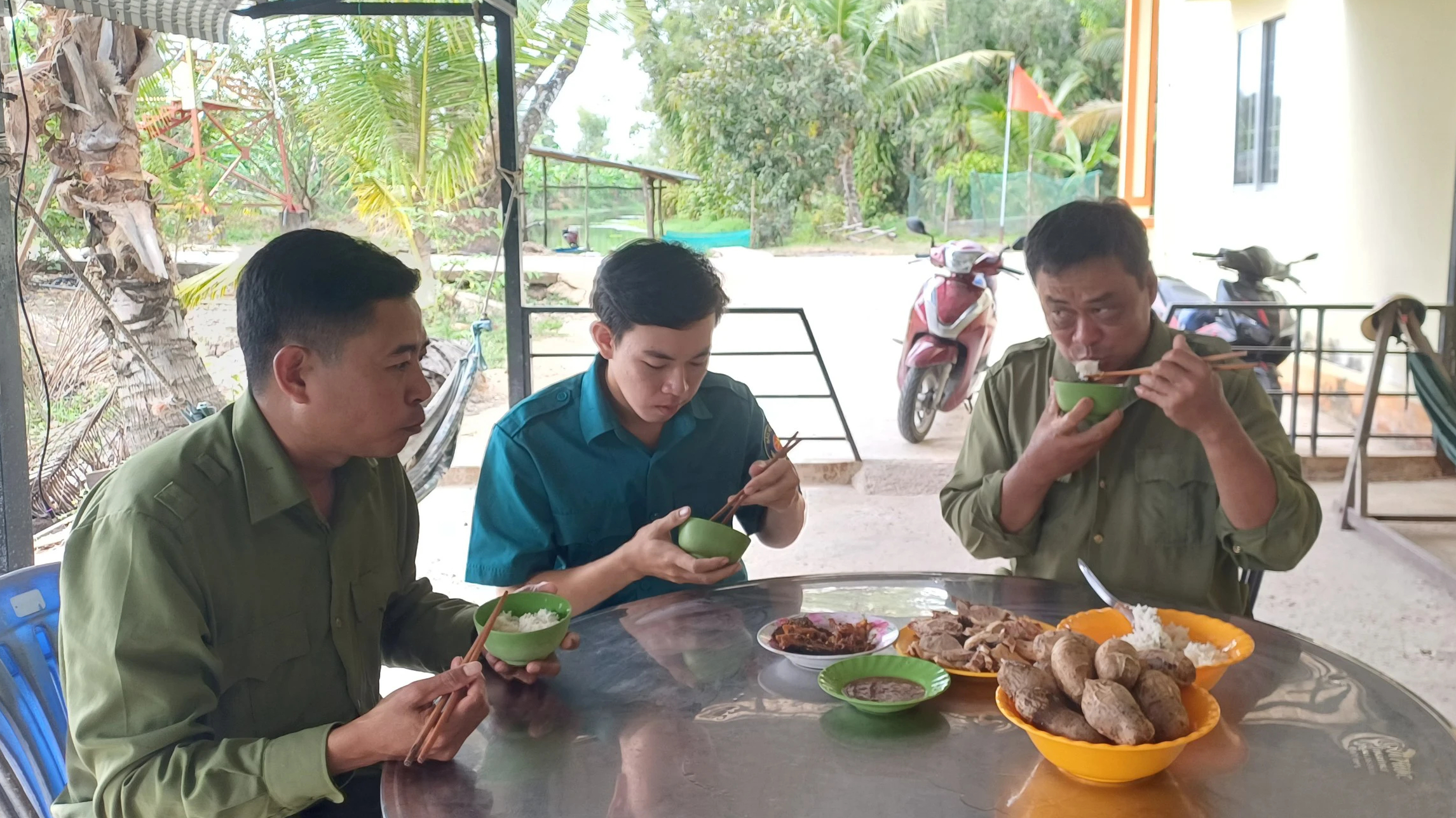 T&acirc;m t&igrave;nh của những người đ&oacute;n Tết giữa rừng tr&agrave;m- Ảnh 2.