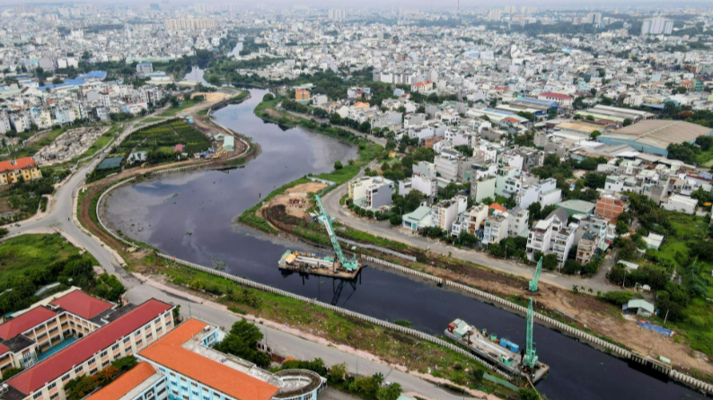 Ch&acirc;n lấm tay b&ugrave;n tr&ecirc;n c&ocirc;ng trường tuyến k&ecirc;nh d&agrave;i nhất TP.HCM ng&agrave;y Tết- Ảnh 9.