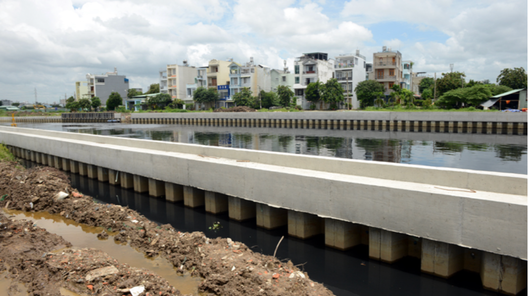 Ch&acirc;n lấm tay b&ugrave;n tr&ecirc;n c&ocirc;ng trường tuyến k&ecirc;nh d&agrave;i nhất TP.HCM ng&agrave;y Tết- Ảnh 6.