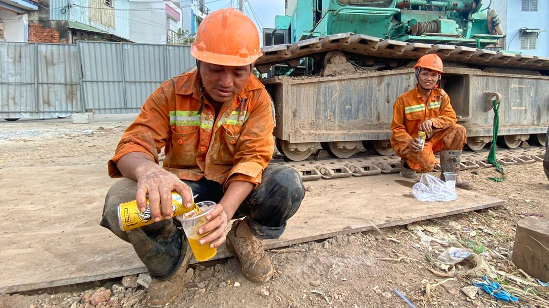 Ch&acirc;n lấm tay b&ugrave;n tr&ecirc;n c&ocirc;ng trường tuyến k&ecirc;nh d&agrave;i nhất TP.HCM ng&agrave;y Tết- Ảnh 8.