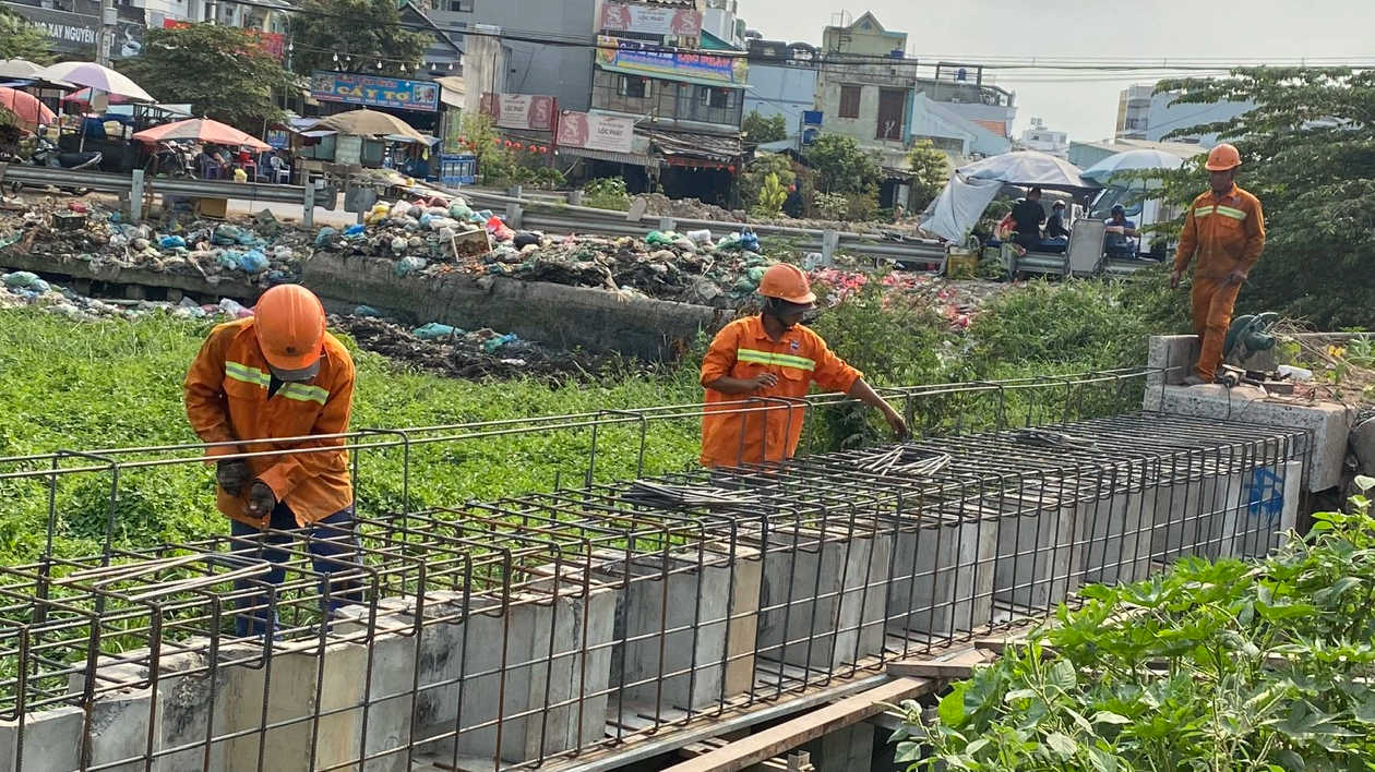 Ch&acirc;n lấm tay b&ugrave;n tr&ecirc;n c&ocirc;ng trường tuyến k&ecirc;nh d&agrave;i nhất TP.HCM ng&agrave;y Tết- Ảnh 3.