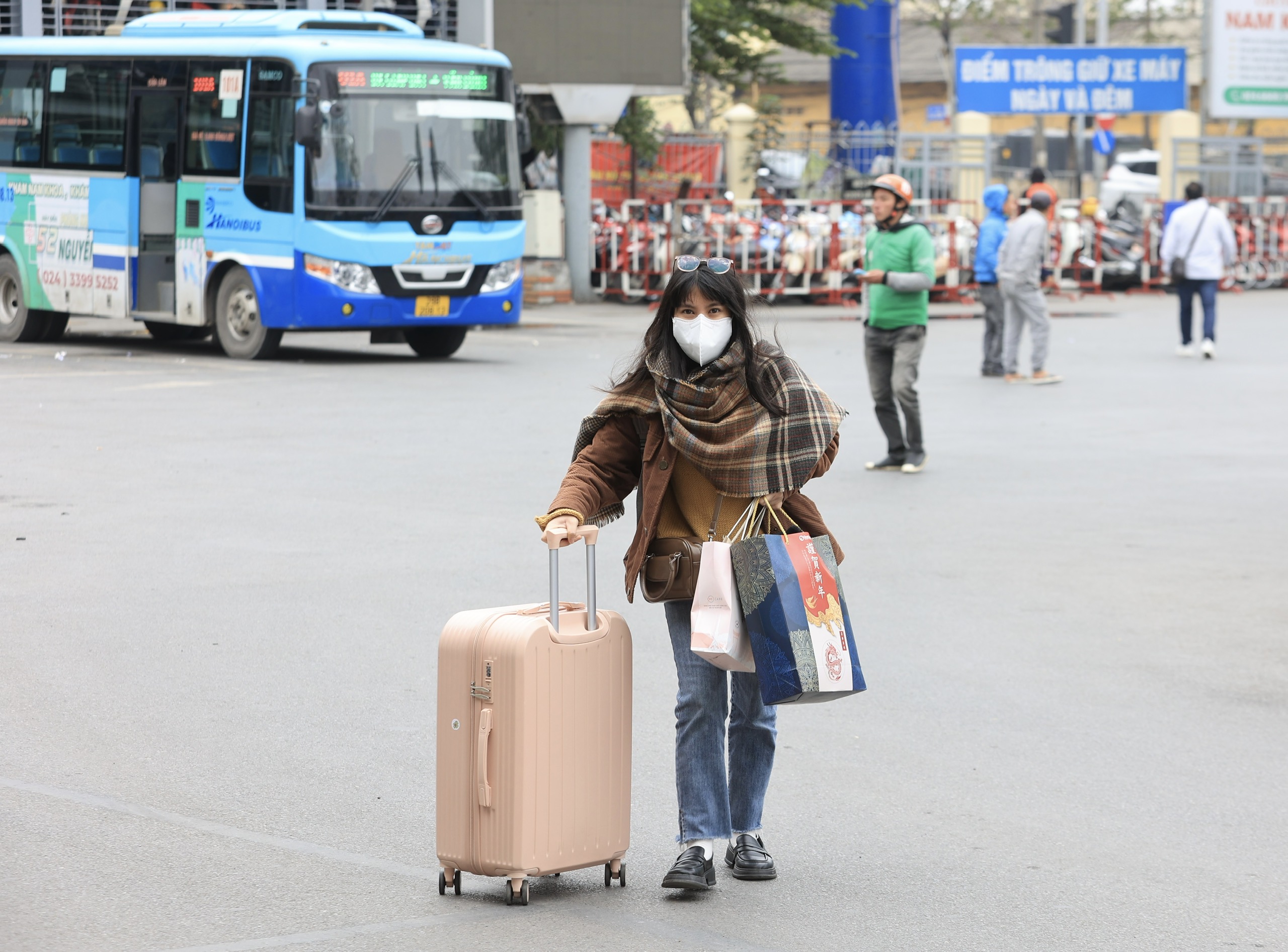 Chiều 29 Tết, bến xe H&agrave; Nội thưa vắng dần- Ảnh 6.