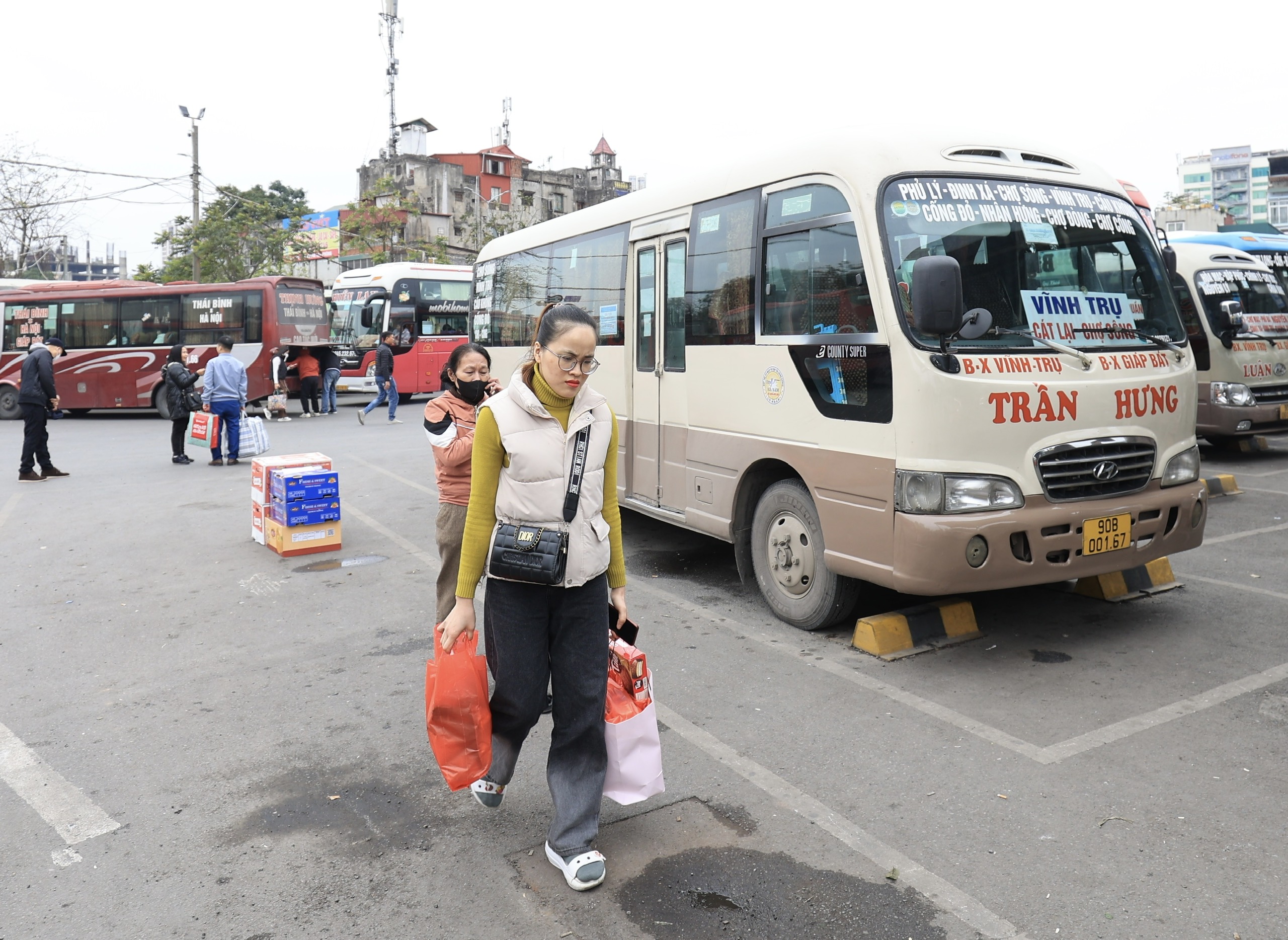 Chiều 29 Tết, bến xe H&agrave; Nội thưa vắng dần- Ảnh 5.