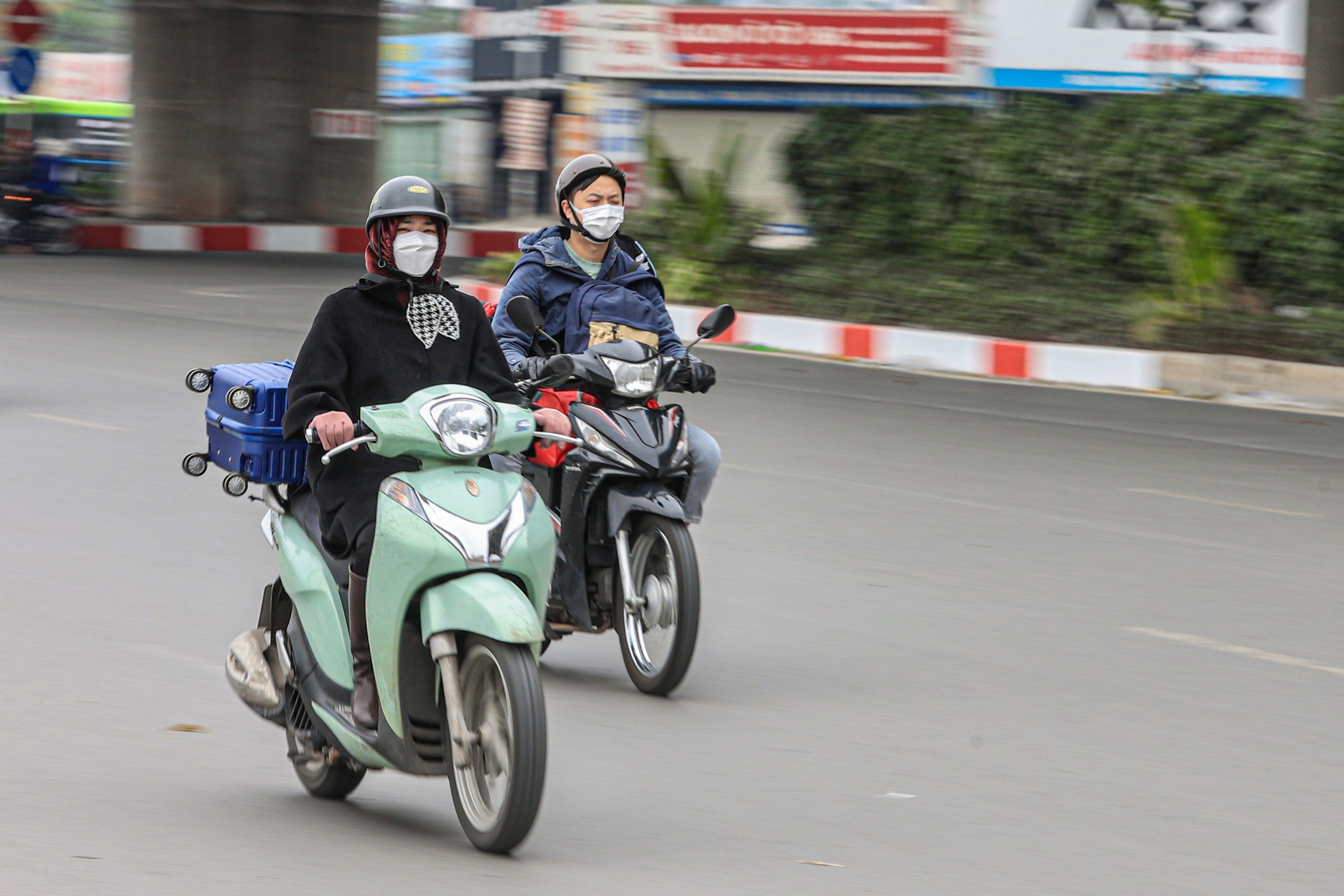 Người d&acirc;n tr&ugrave;m k&iacute;n m&iacute;t, đi xe m&aacute;y rời thủ đ&ocirc; về qu&ecirc; đ&oacute;n Tết- Ảnh 5.
