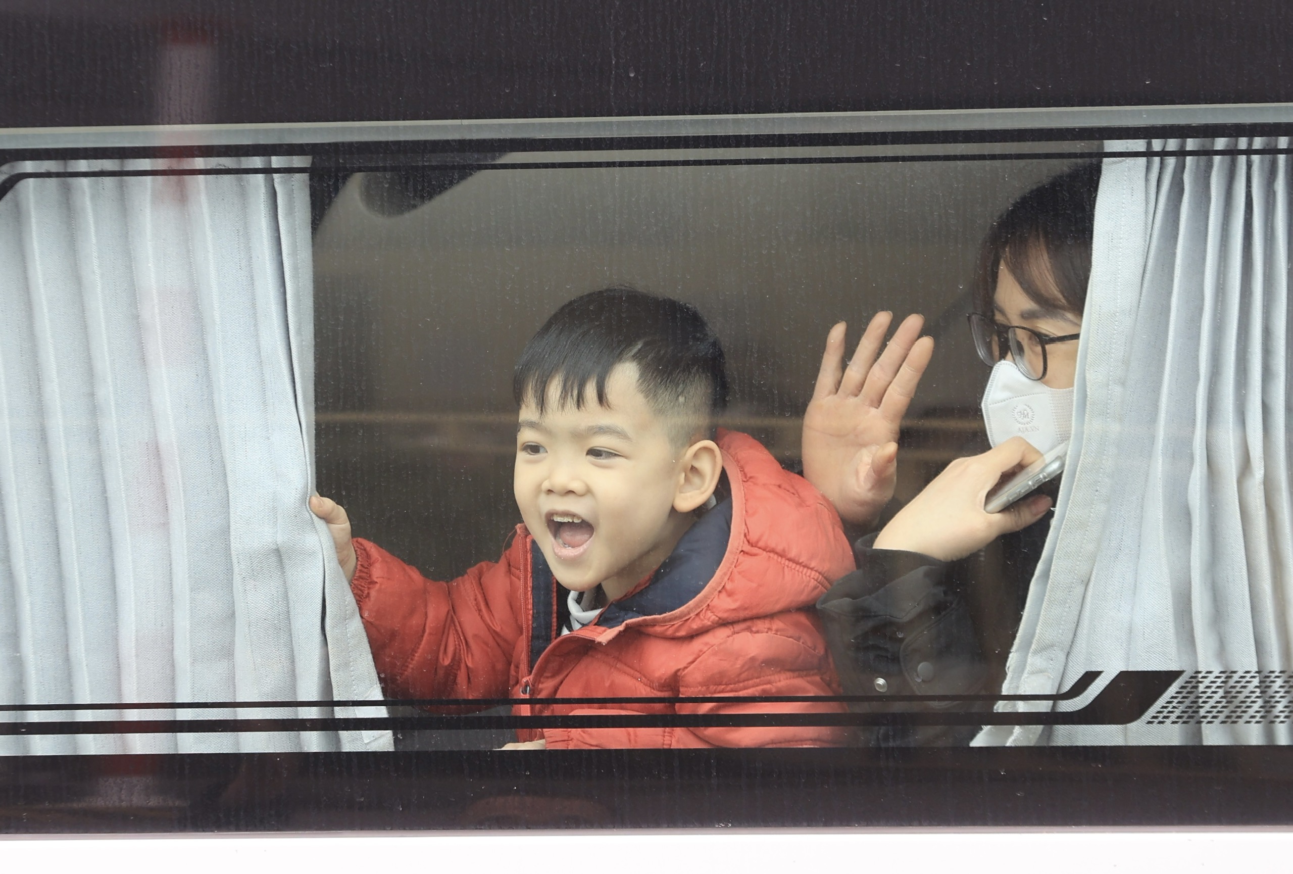 Chiều 29 Tết, bến xe Hà Nội thưa vắng dần- Ảnh 8. Chiều 29 Tết, bến xe Hà Nội thưa vắng dần- Ảnh 8.