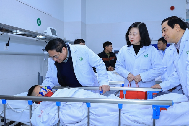 Thủ tướng x&uacute;c động, chia sẻ với c&aacute;c b&aacute;c sĩ bệnh nh&acirc;n phải l&agrave;m việc, điều trị xuy&ecirc;n Tết - Ảnh 2.