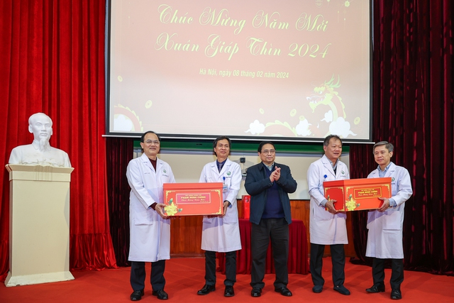 Thủ tướng x&uacute;c động, chia sẻ với c&aacute;c b&aacute;c sĩ bệnh nh&acirc;n phải l&agrave;m việc, điều trị xuy&ecirc;n Tết - Ảnh 3.