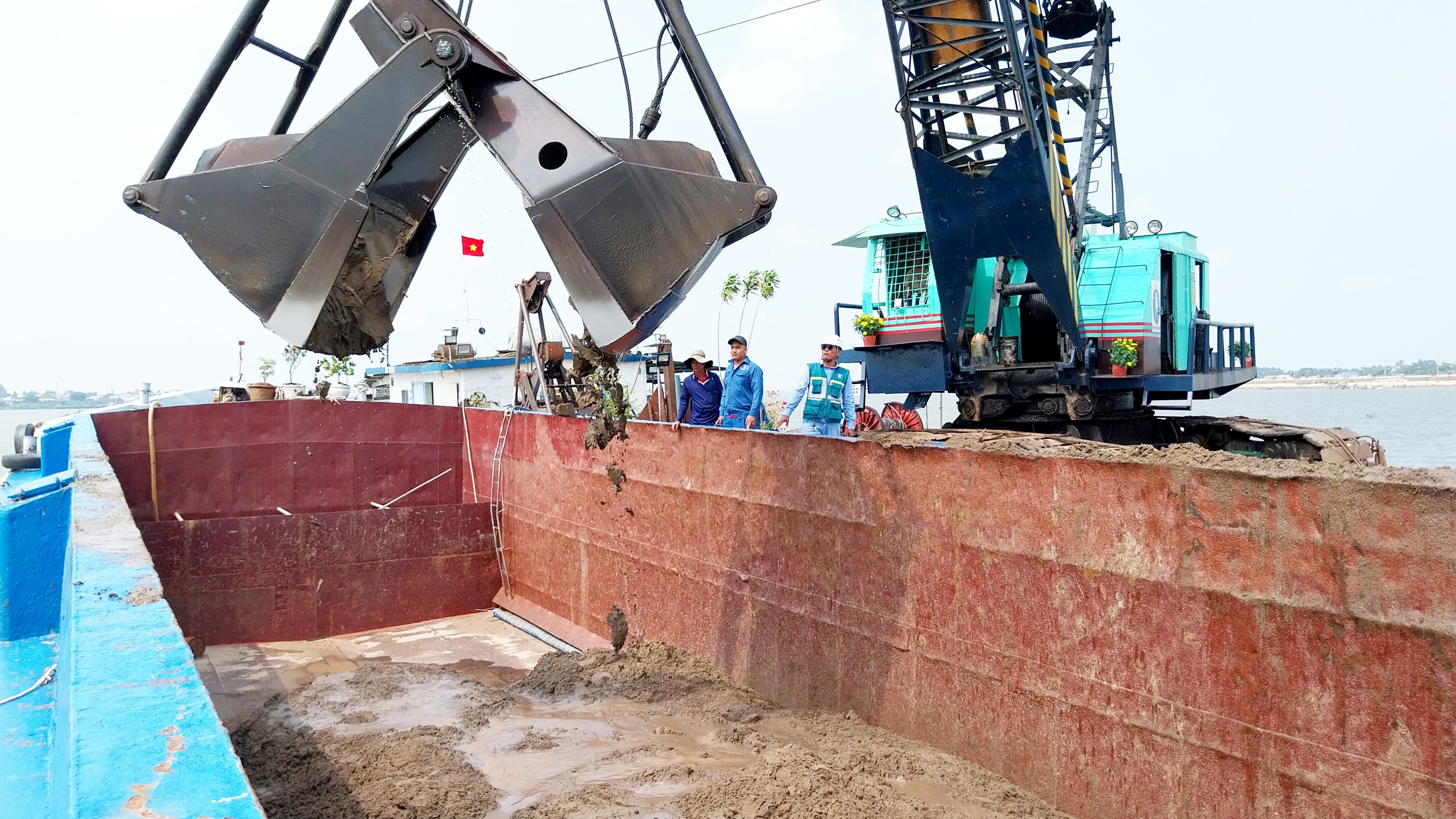 S&ocirc;i động ng&agrave;y nghỉ Tết đầu ti&ecirc;n tại những mỏ c&aacute;t Đồng Th&aacute;p- Ảnh 1.