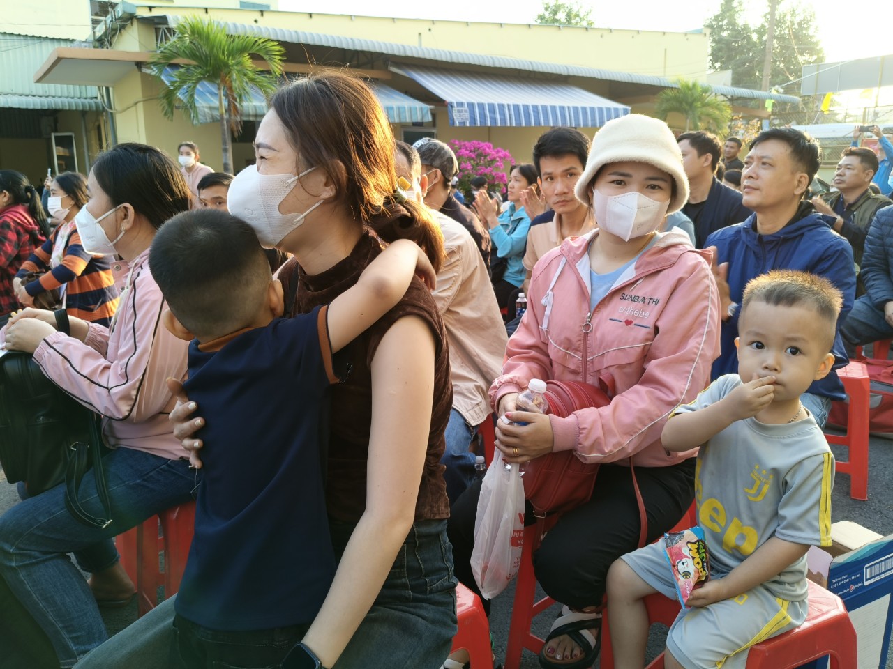 Về qu&ecirc; được tặng v&eacute; t&agrave;u xe, ở lại được trao qu&agrave; đ&oacute;n Tết- Ảnh 2.