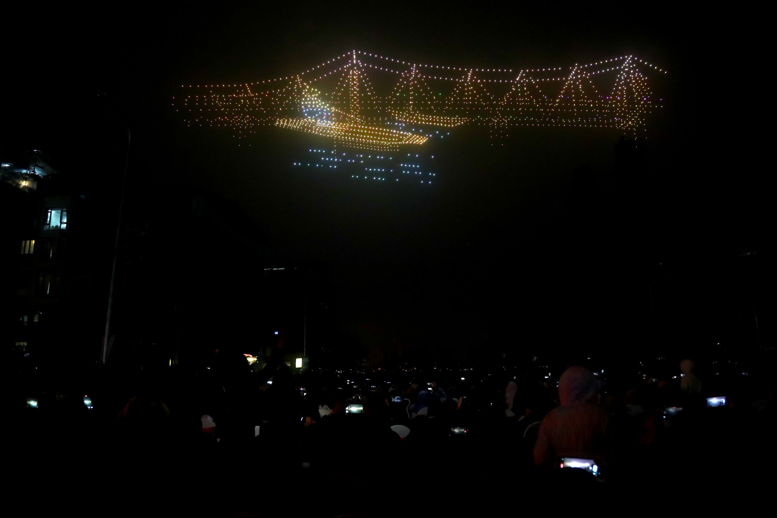 M&atilde;n nh&atilde;n m&agrave;n tổng duyệt m&aacute;y bay kh&ocirc;ng người l&aacute;i vẽ biểu tượng Thủ đ&ocirc;- Ảnh 11.