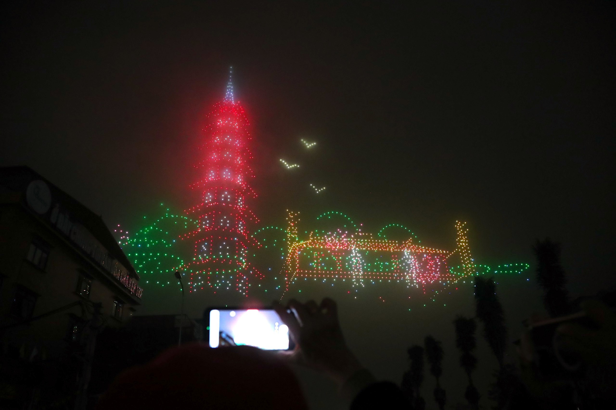 M&atilde;n nh&atilde;n m&agrave;n tổng duyệt m&aacute;y bay kh&ocirc;ng người l&aacute;i vẽ biểu tượng Thủ đ&ocirc;- Ảnh 7.