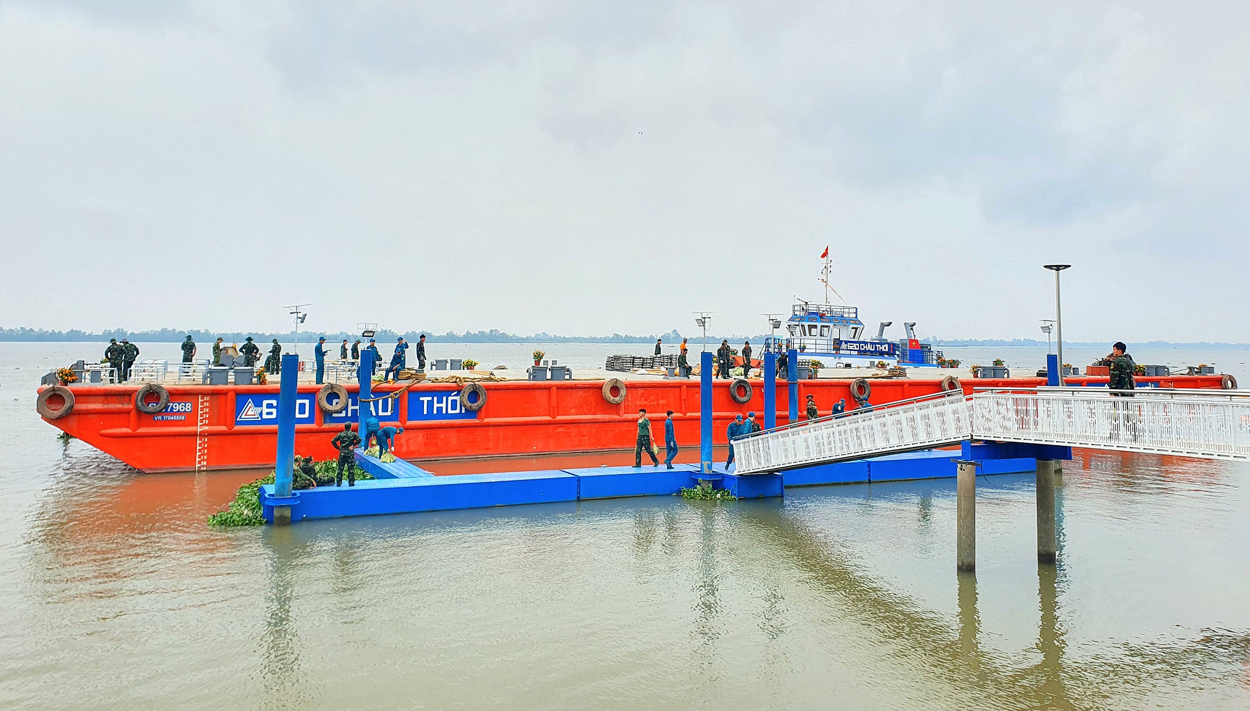 Cần Thơ bắn ph&aacute;o hoa từ giữa s&ocirc;ng, s&agrave; lan 