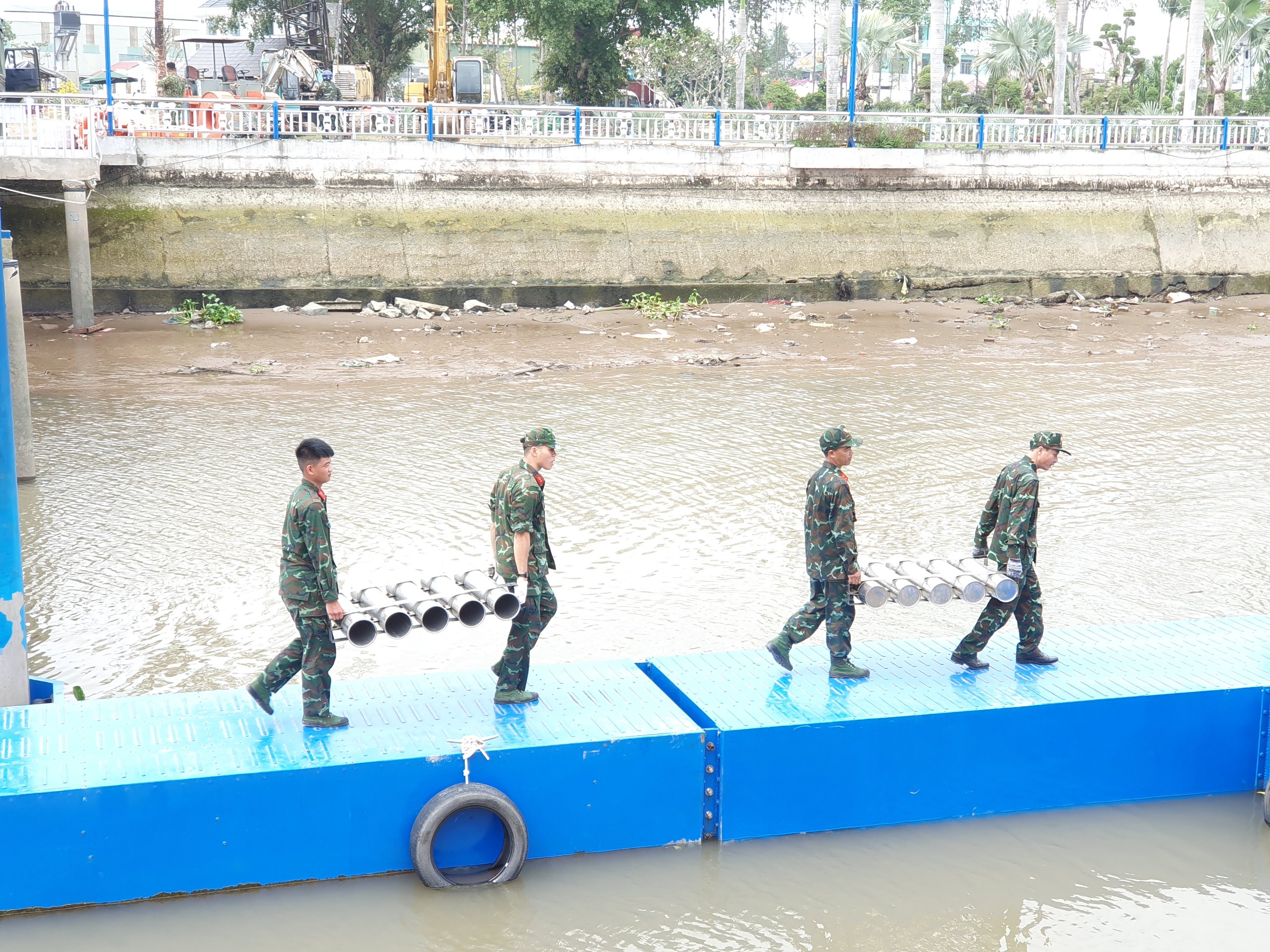 Cần Thơ bắn ph&aacute;o hoa từ giữa s&ocirc;ng, s&agrave; lan 