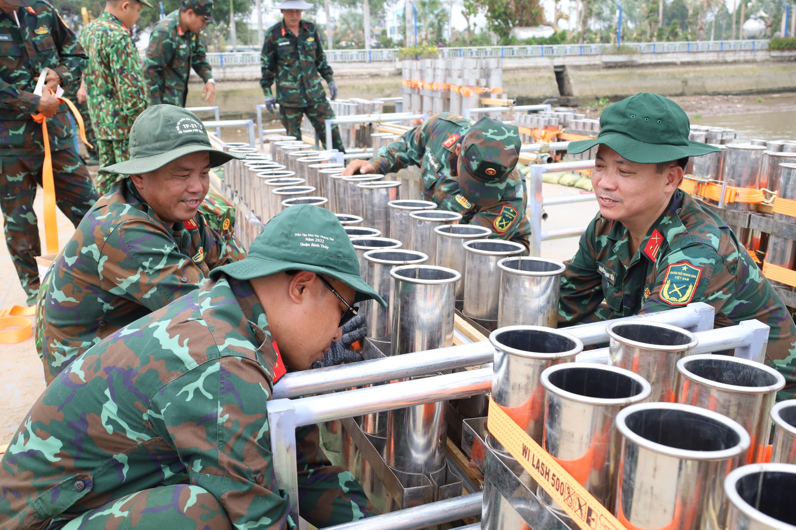 Cần Thơ bắn ph&aacute;o hoa từ giữa s&ocirc;ng, s&agrave; lan 
