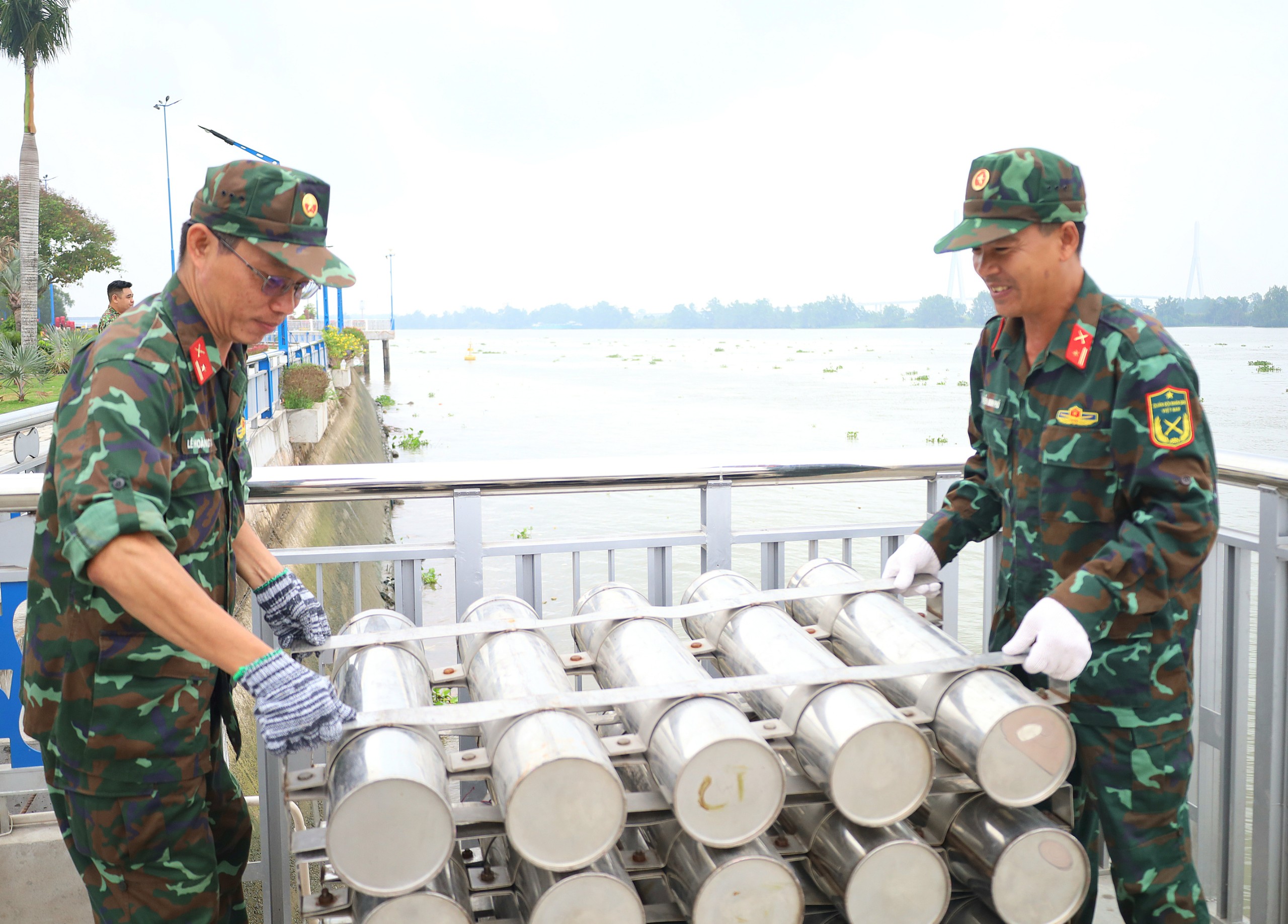 Cần Thơ bắn ph&aacute;o hoa từ giữa s&ocirc;ng, s&agrave; lan 