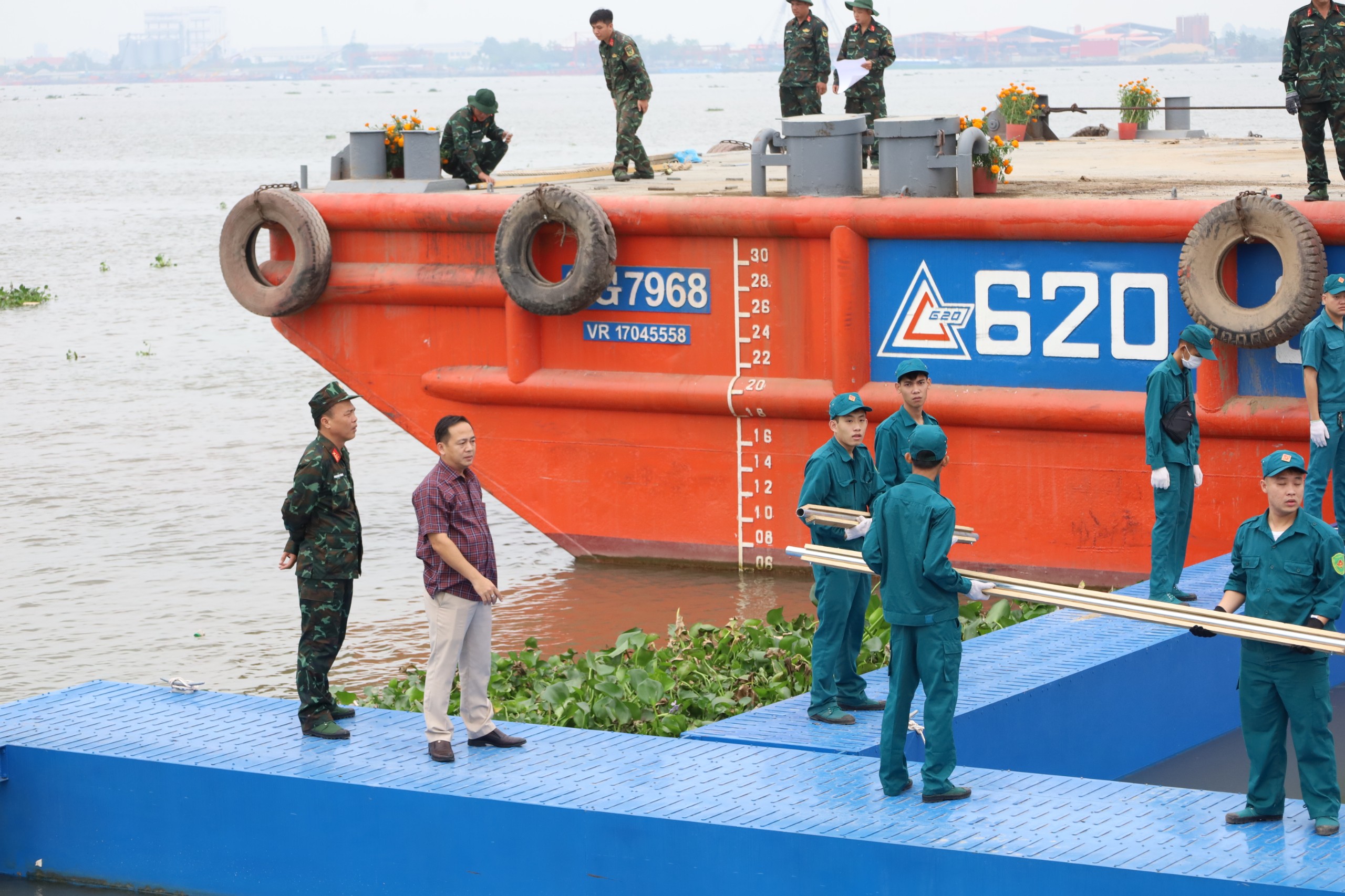 Cần Thơ bắn ph&aacute;o hoa từ giữa s&ocirc;ng, s&agrave; lan 