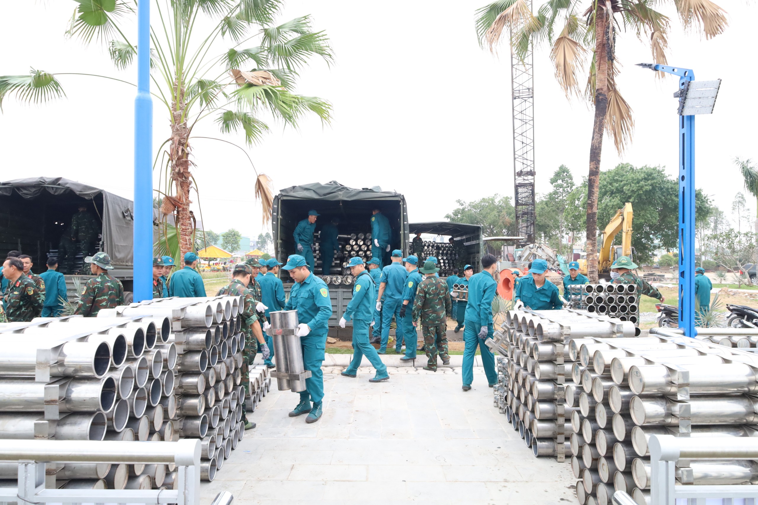 Cần Thơ bắn ph&aacute;o hoa từ giữa s&ocirc;ng, s&agrave; lan 