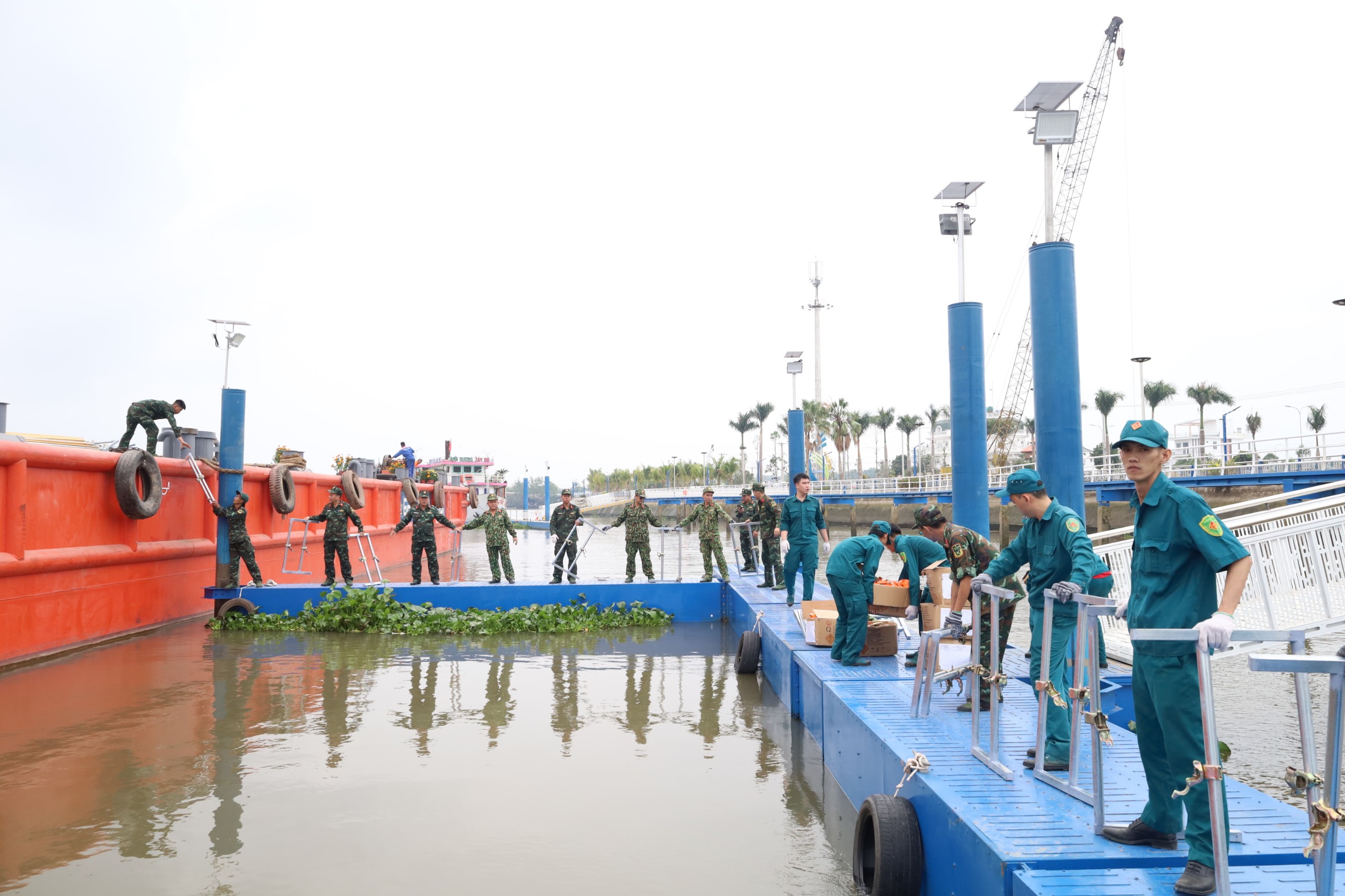 Cần Thơ bắn ph&aacute;o hoa từ giữa s&ocirc;ng, s&agrave; lan 