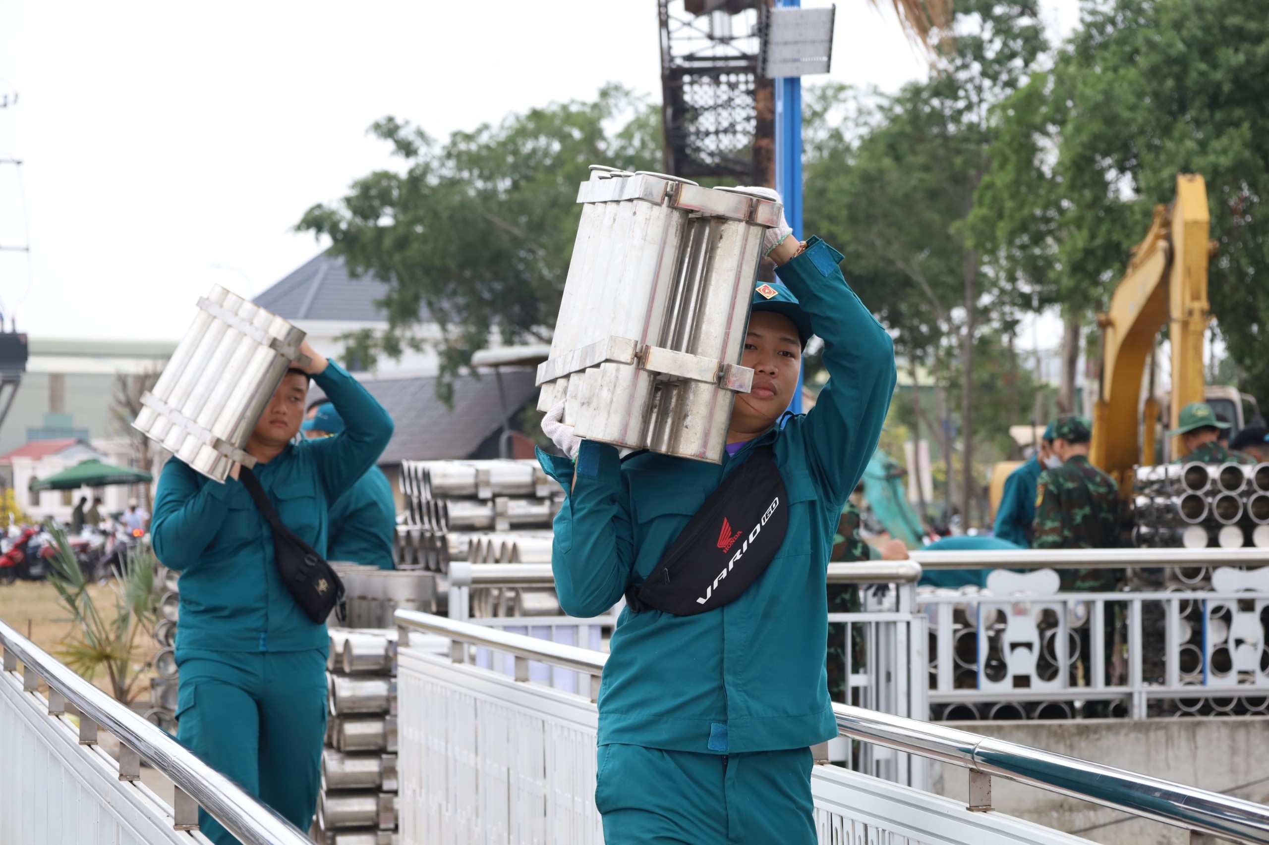 Cần Thơ bắn ph&aacute;o hoa từ giữa s&ocirc;ng, s&agrave; lan 