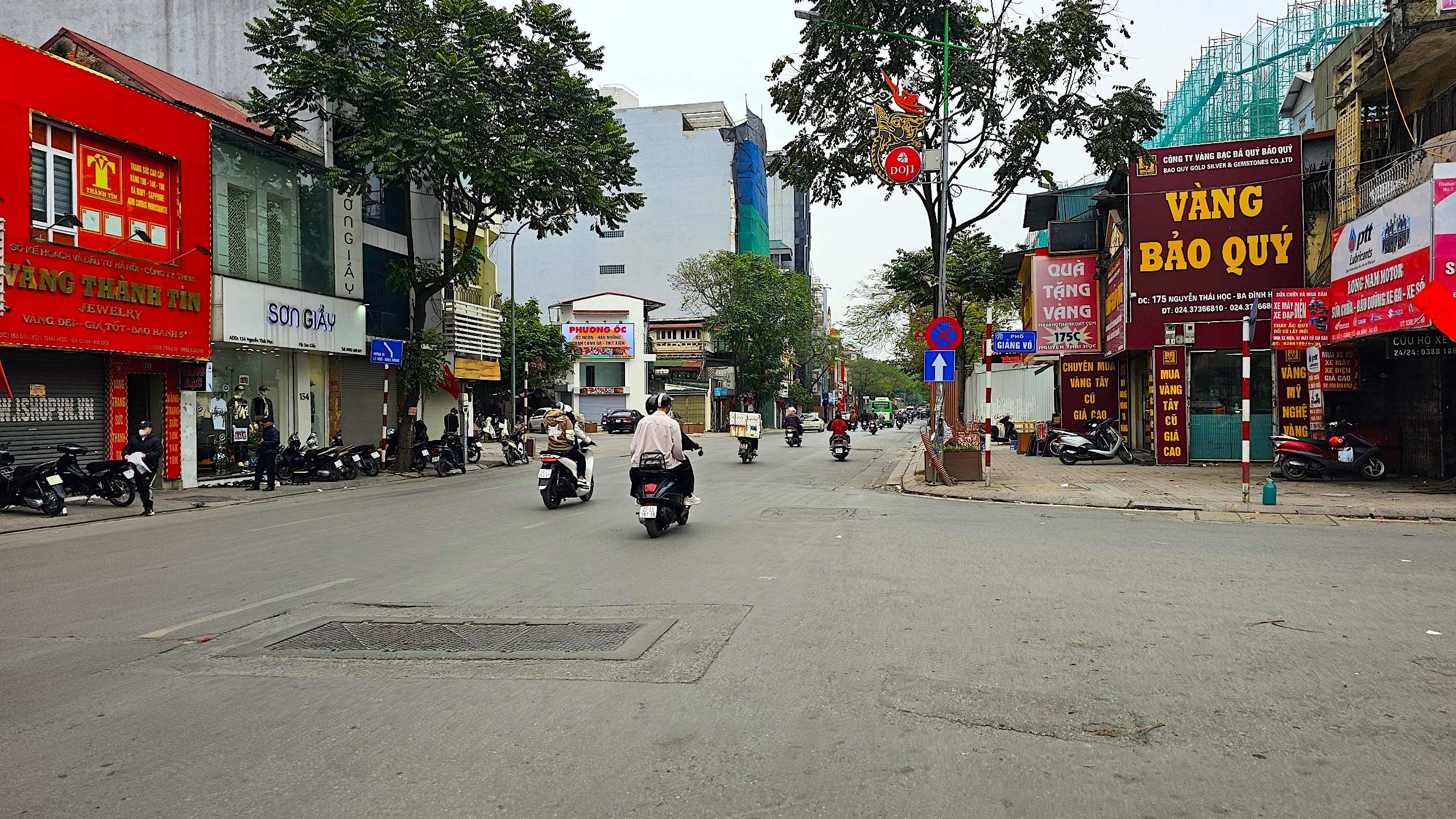 Đường phố H&agrave; Nội vắng lặng ng&agrave;y 30 Tết- Ảnh 1.