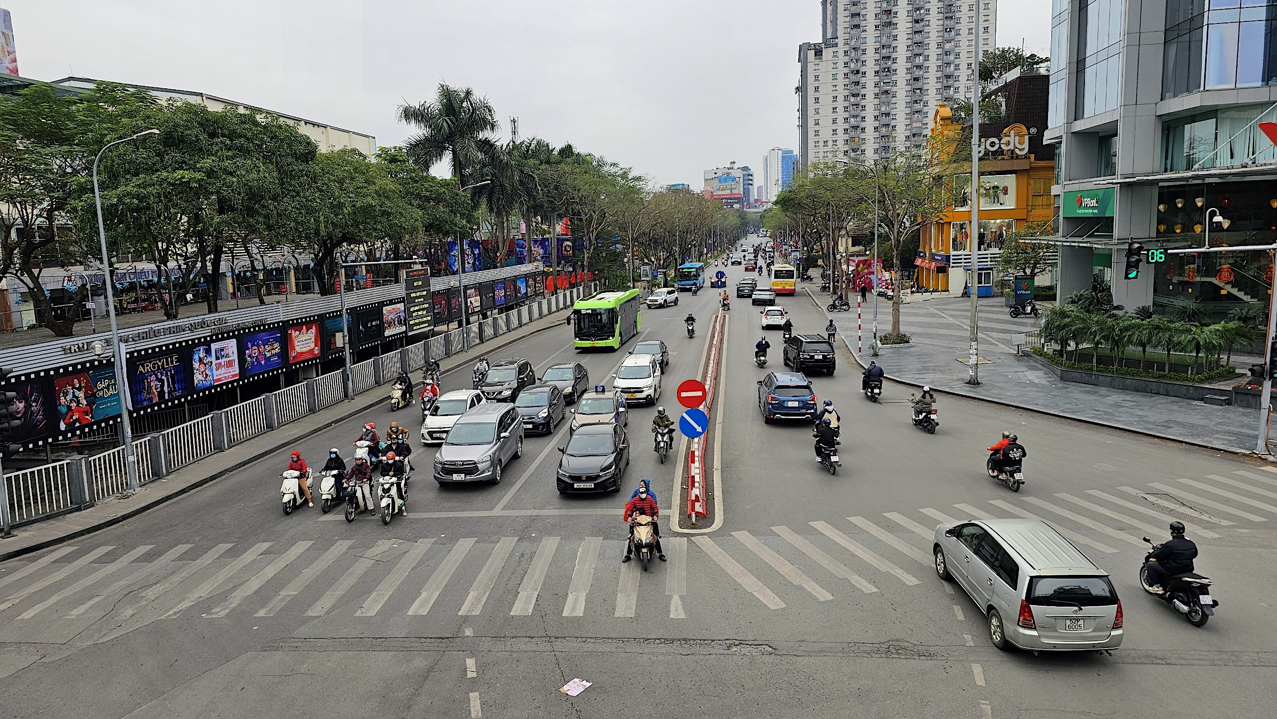 Đường phố H&agrave; Nội vắng lặng ng&agrave;y 30 Tết- Ảnh 7.