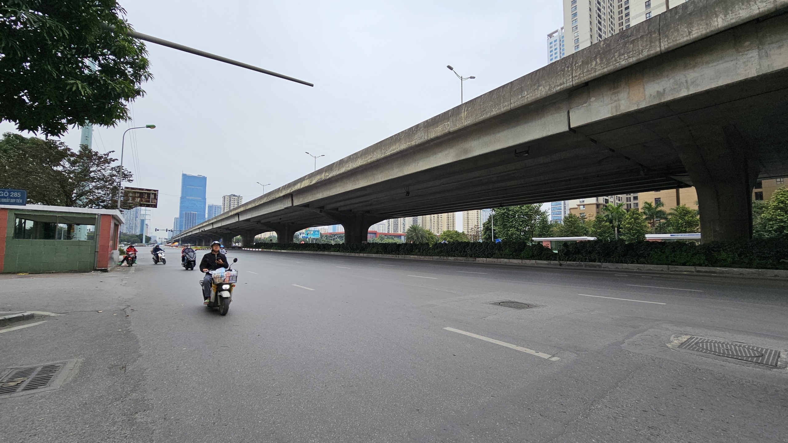 Đường phố H&agrave; Nội vắng lặng ng&agrave;y 30 Tết- Ảnh 12.