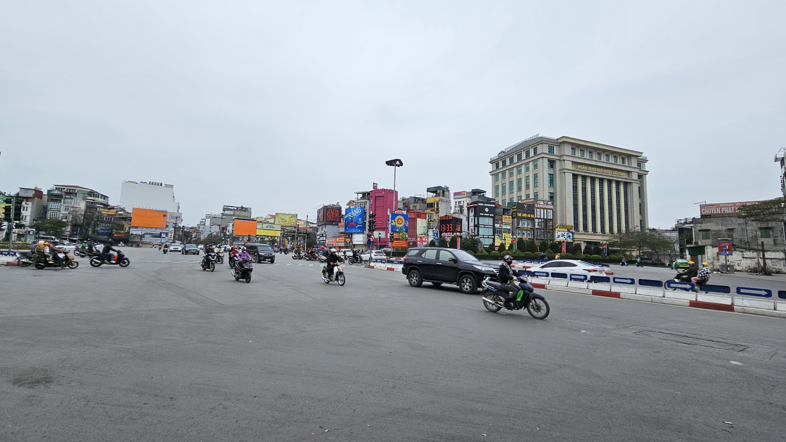 Đường phố H&agrave; Nội vắng lặng ng&agrave;y 30 Tết- Ảnh 2.