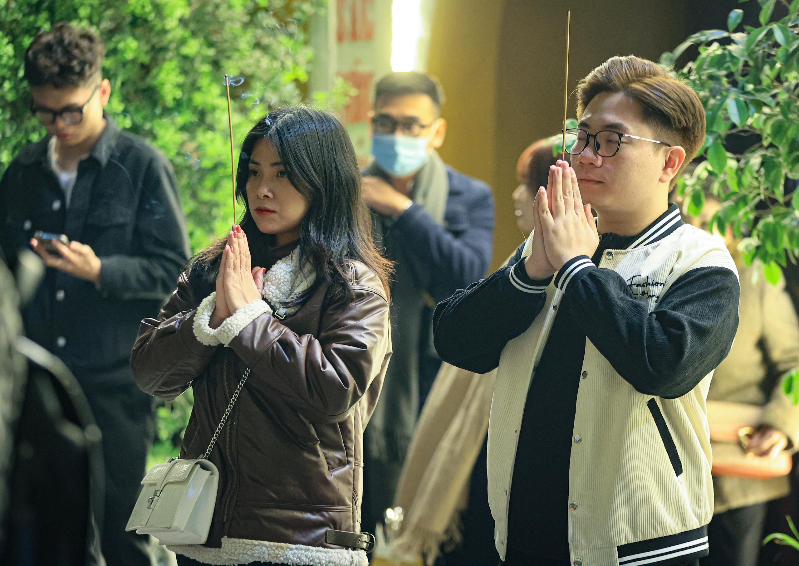 Sau giao thừa, người H&agrave; Nội đi lễ ch&ugrave;a, mua muối, cầu b&igrave;nh an- Ảnh 5.