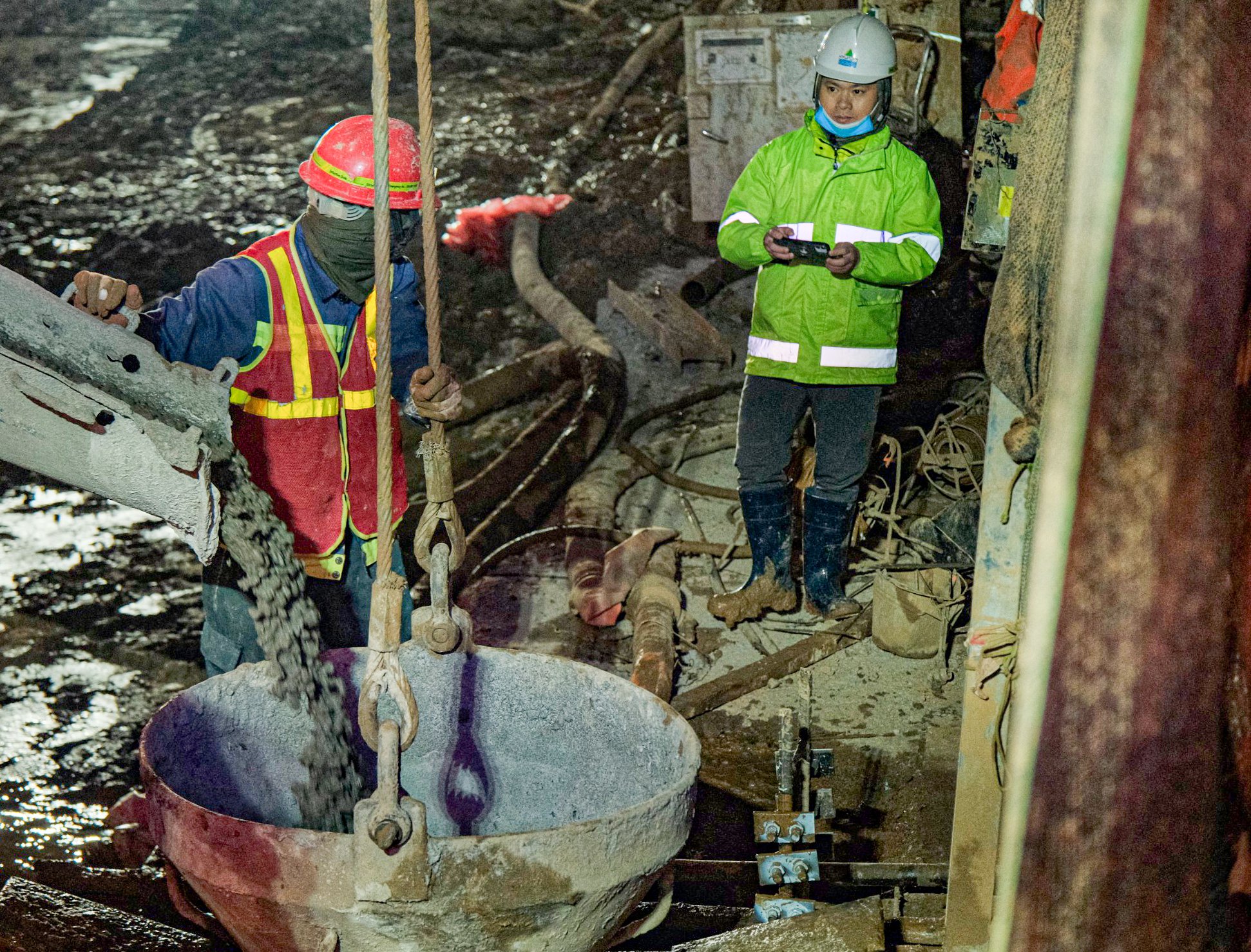 C&ocirc;ng trường thi c&ocirc;ng ga ngầm S12 metro Nhổn - ga H&agrave; Nội tất bật trong tối 30 Tết- Ảnh 5.