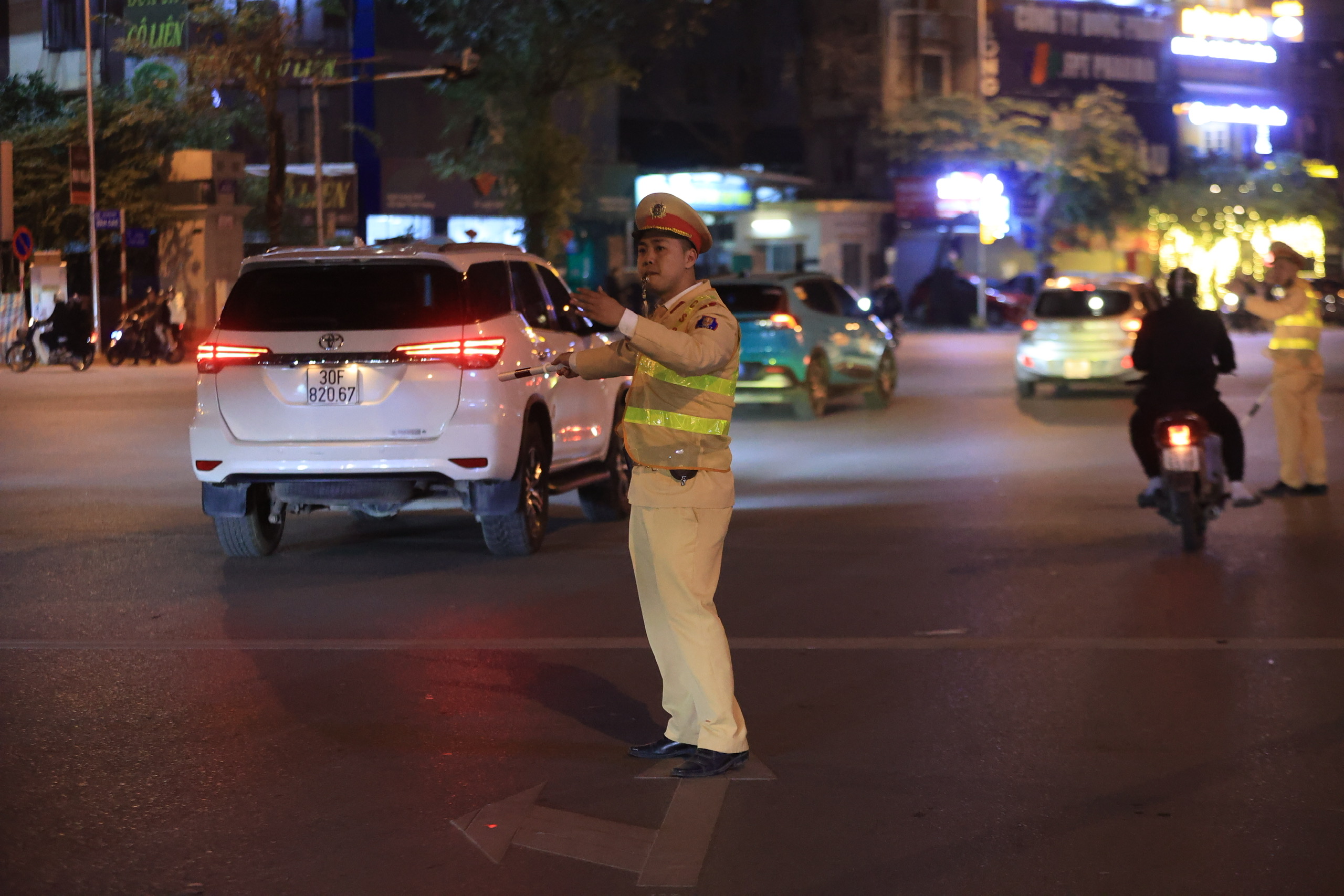 Người d&acirc;n n&ocirc; nức đổ ra đường đ&oacute;n giao thừa, xem ph&aacute;o hoa- Ảnh 12.