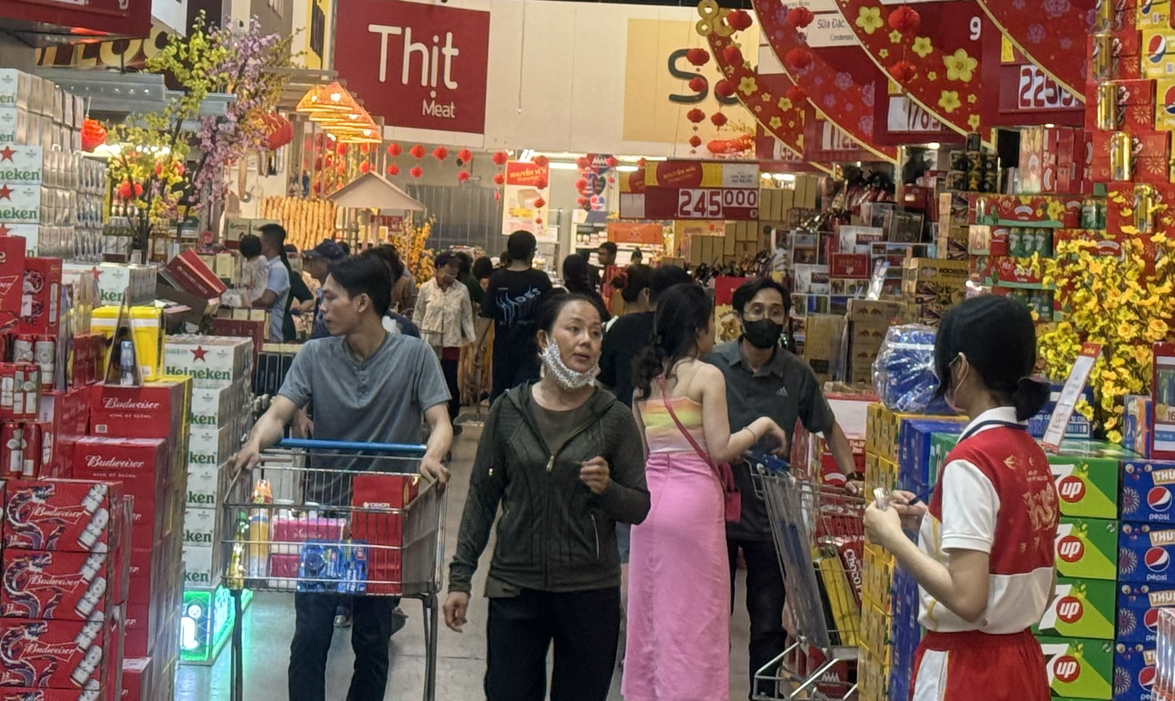 Nhộn nhịp mua sắm ng&agrave;y 30 Tết- Ảnh 1.