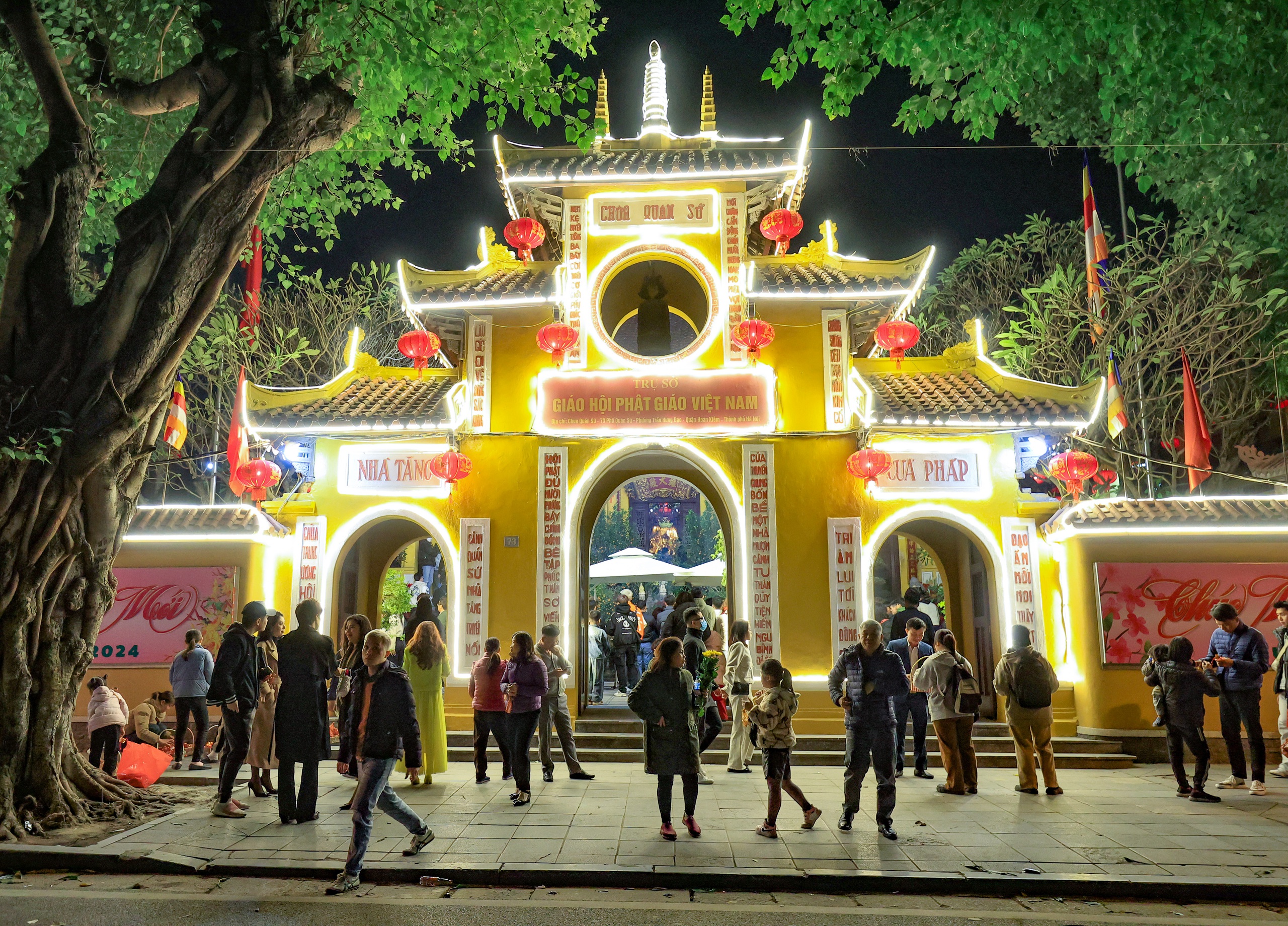 Sau giao thừa, người Hà Nội đi lễ chùa, mua muối, cầu bình an- Ảnh 1. Sau giao thừa, người Hà Nội đi lễ chùa, mua muối, cầu bình an- Ảnh 1.