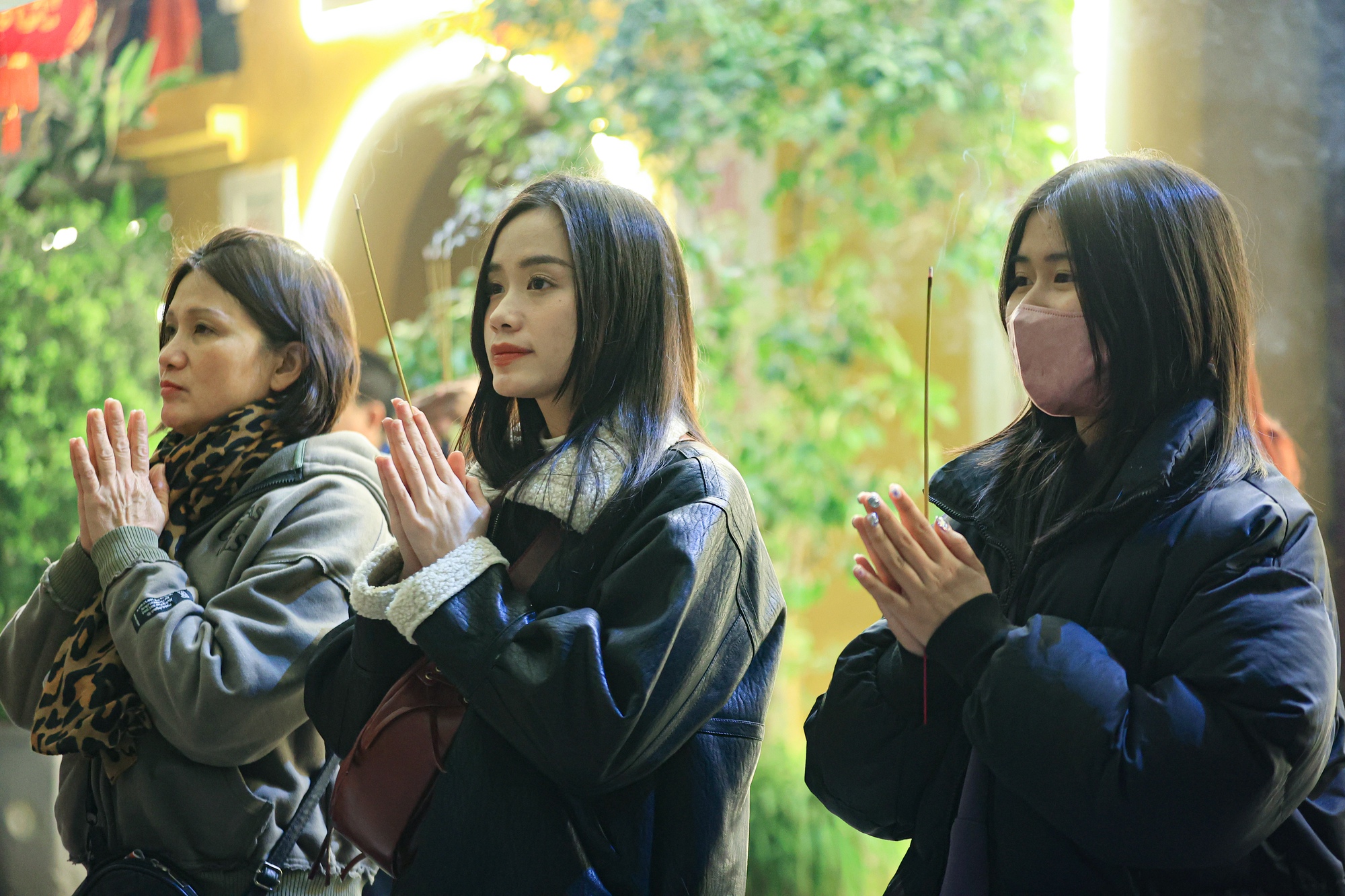 Sau giao thừa, người Hà Nội đi lễ chùa, mua muối, cầu bình an- Ảnh 10. Sau giao thừa, người Hà Nội đi lễ chùa, mua muối, cầu bình an- Ảnh 10.