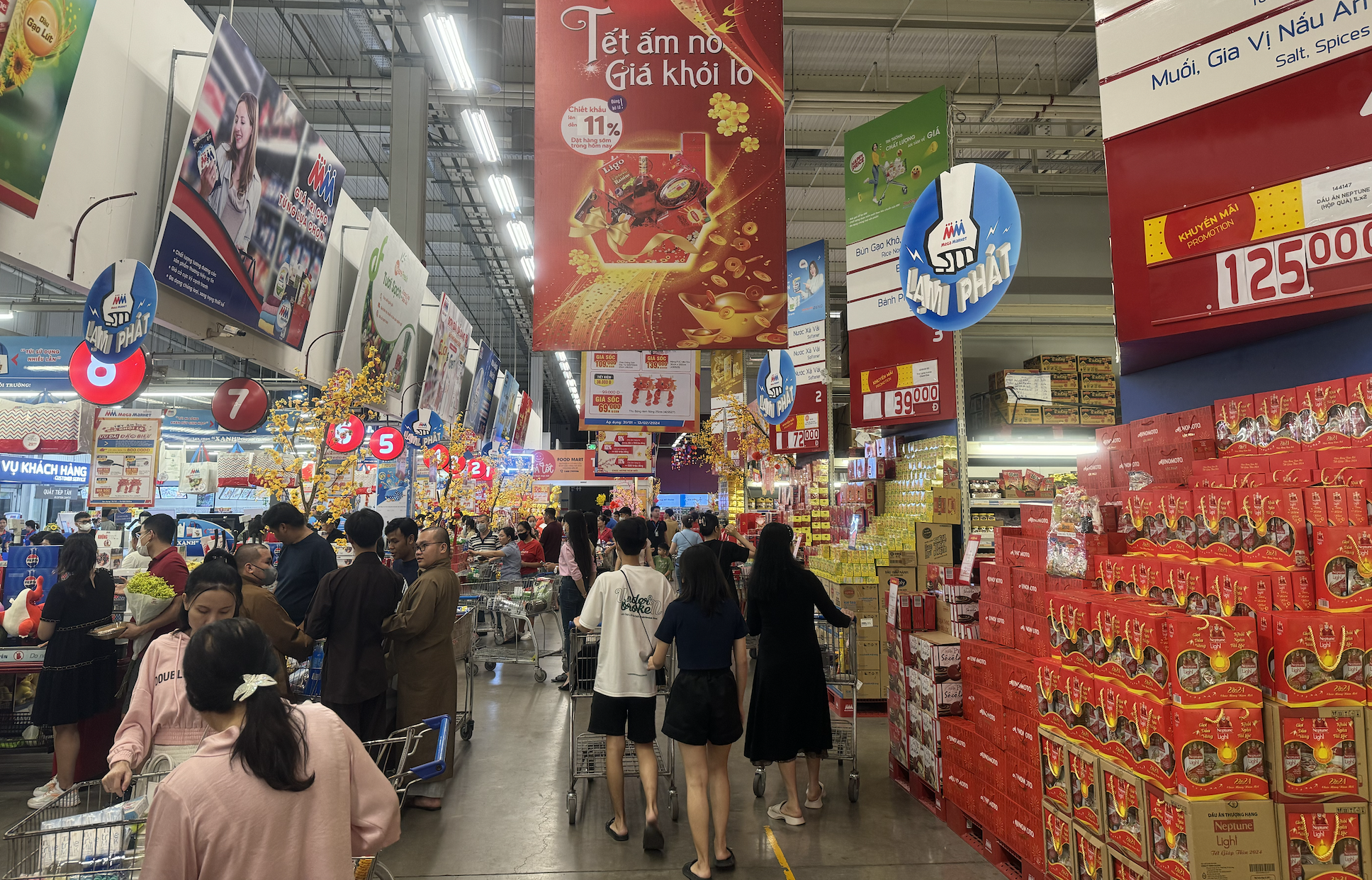 Nhộn nhịp mua sắm ng&agrave;y 30 Tết- Ảnh 9.