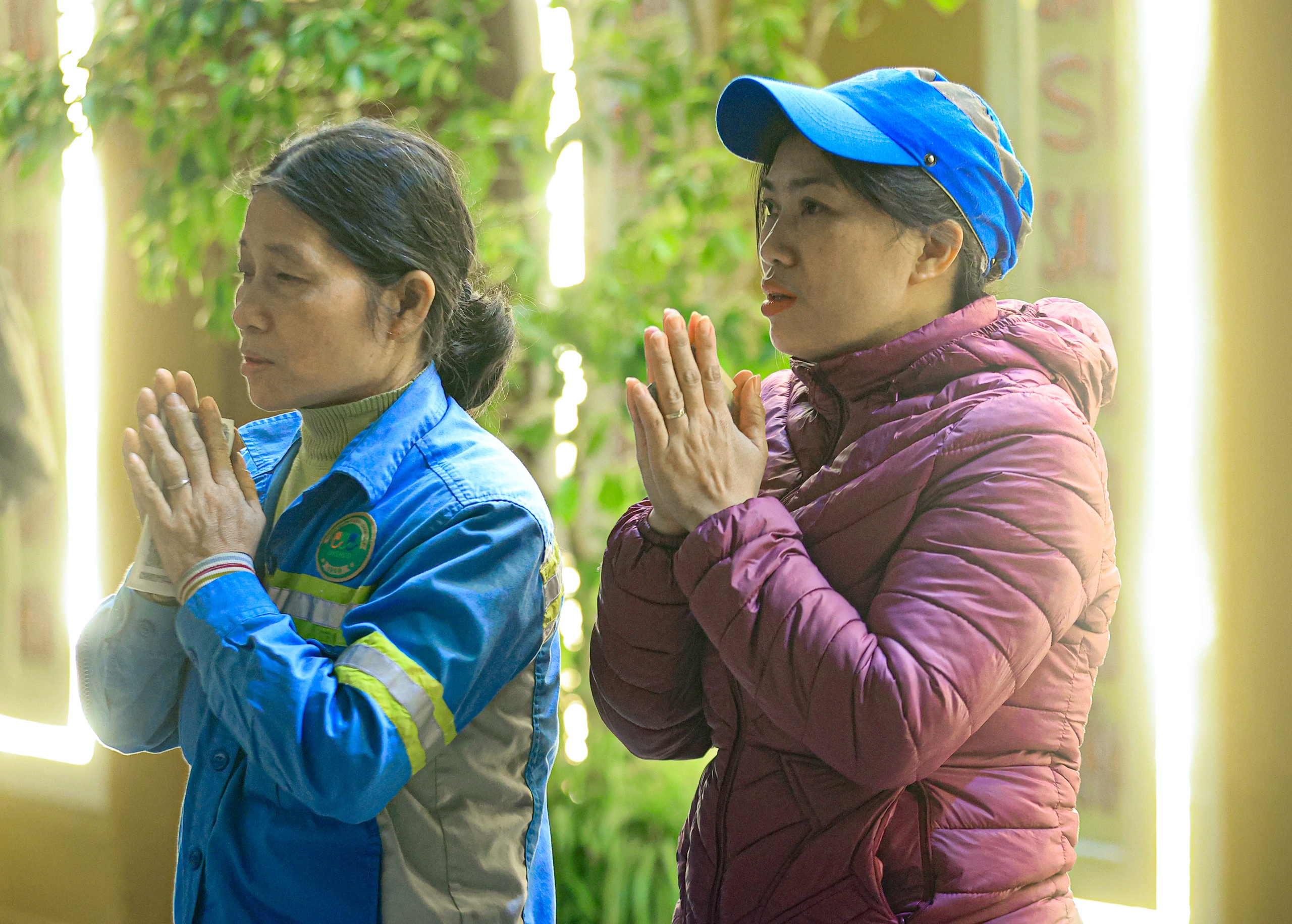 Sau giao thừa, người Hà Nội đi lễ chùa, mua muối, cầu bình an- Ảnh 9. Sau giao thừa, người Hà Nội đi lễ chùa, mua muối, cầu bình an- Ảnh 9.