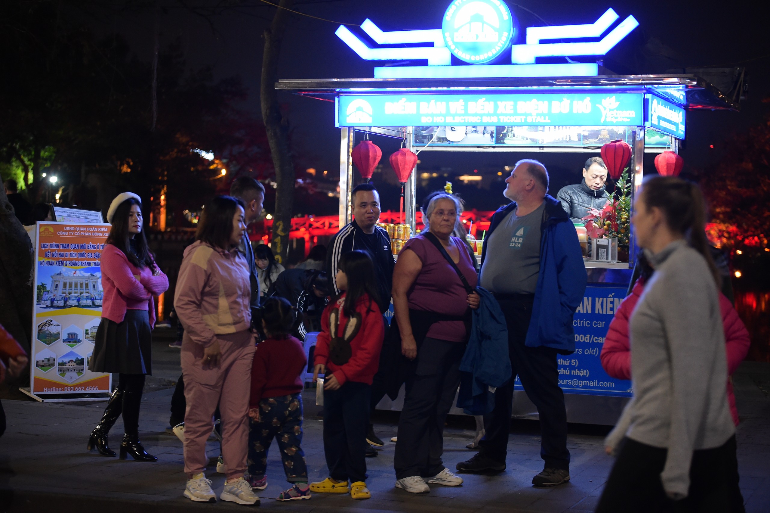 Người d&acirc;n n&ocirc; nức đổ ra đường đ&oacute;n giao thừa, xem ph&aacute;o hoa- Ảnh 7.