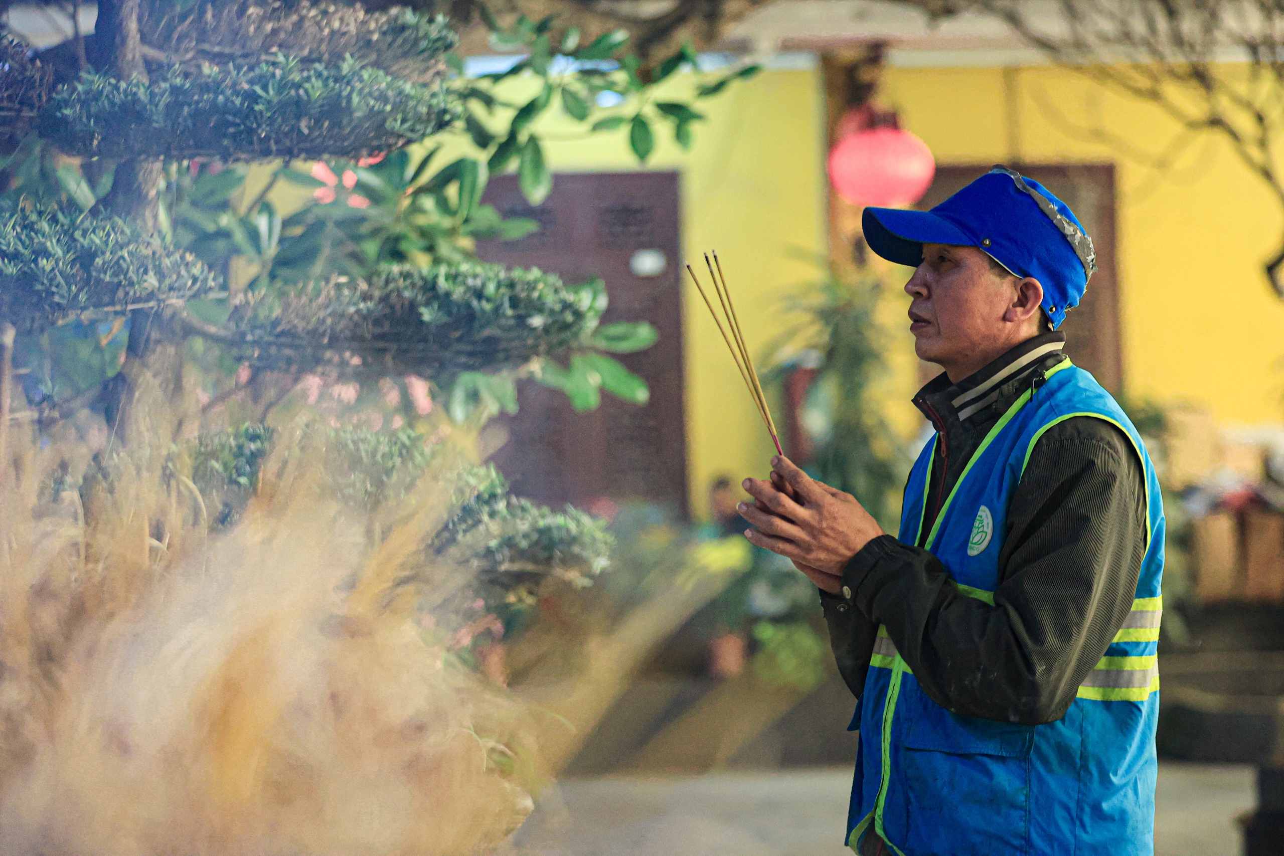 Sau giao thừa, người Hà Nội đi lễ chùa, mua muối, cầu bình an- Ảnh 8. Sau giao thừa, người Hà Nội đi lễ chùa, mua muối, cầu bình an- Ảnh 8.