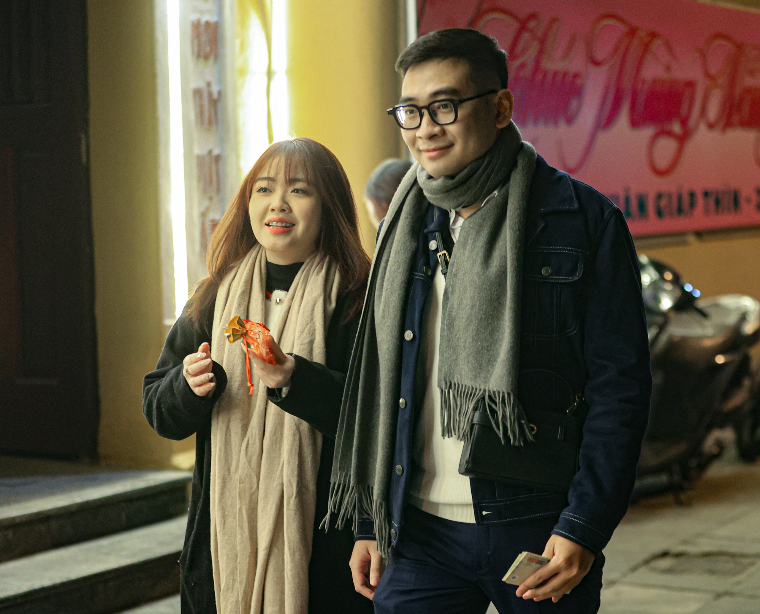 Sau giao thừa, người Hà Nội đi lễ chùa, mua muối, cầu bình an- Ảnh 13. Sau giao thừa, người Hà Nội đi lễ chùa, mua muối, cầu bình an- Ảnh 13.