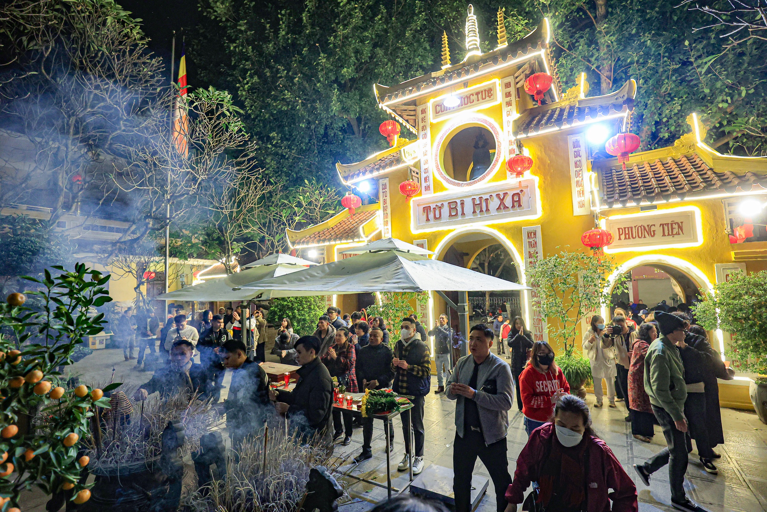 Sau giao thừa, người Hà Nội đi lễ chùa, mua muối, cầu bình an- Ảnh 2. Sau giao thừa, người Hà Nội đi lễ chùa, mua muối, cầu bình an- Ảnh 2.