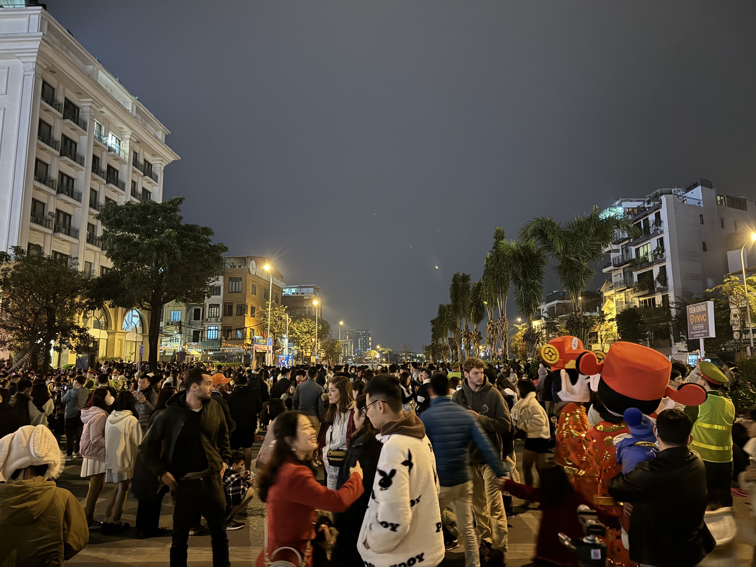 Người d&acirc;n n&ocirc; nức đổ ra đường đ&oacute;n giao thừa, xem ph&aacute;o hoa- Ảnh 18.