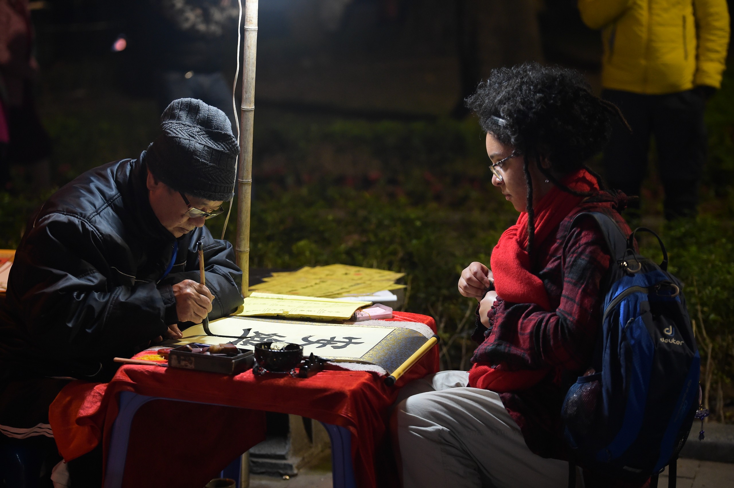 Người d&acirc;n n&ocirc; nức đổ ra đường đ&oacute;n giao thừa, xem ph&aacute;o hoa- Ảnh 2.