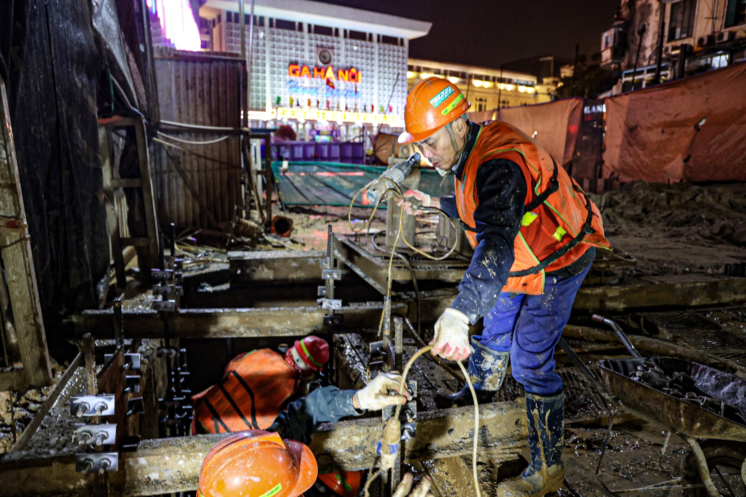 C&ocirc;ng trường thi c&ocirc;ng ga ngầm S12 metro Nhổn - ga H&agrave; Nội tất bật trong tối 30 Tết- Ảnh 2.