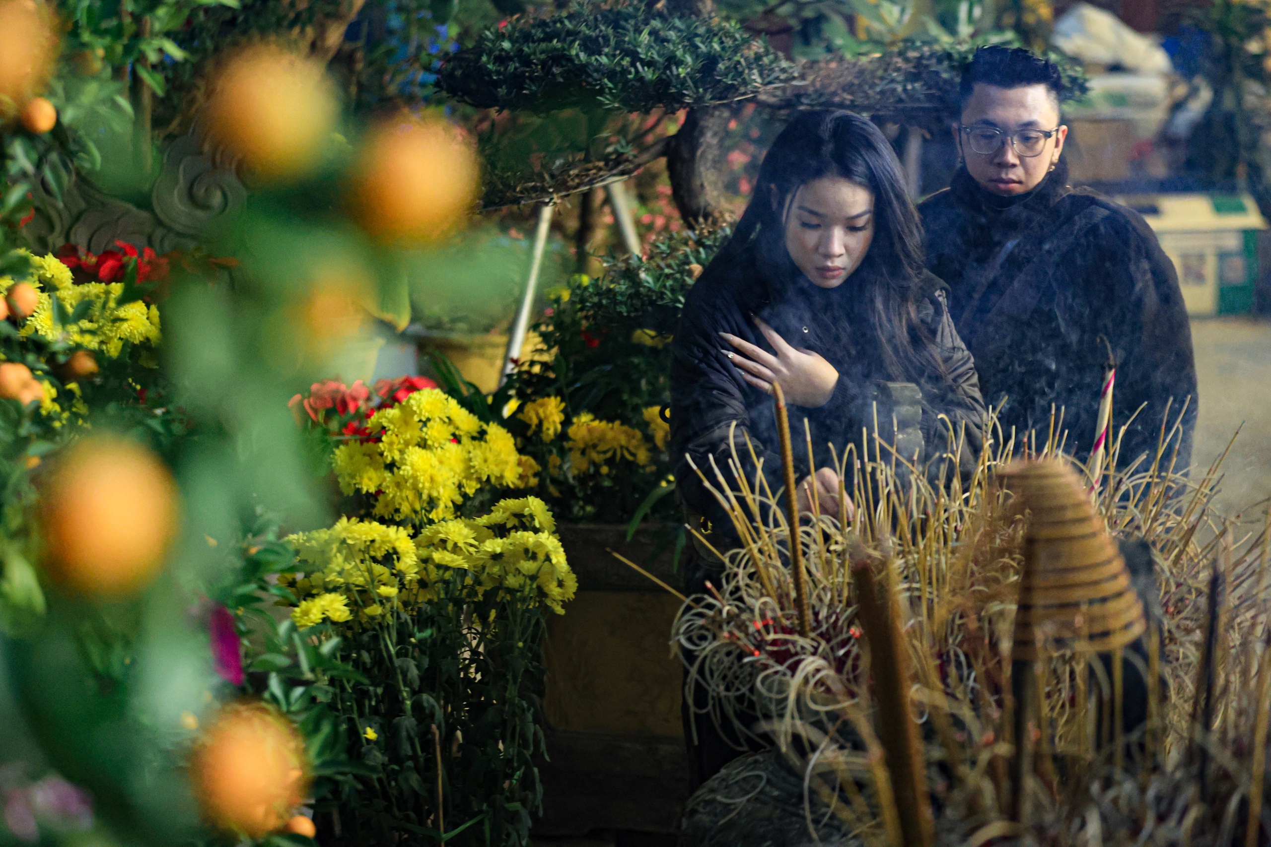 Sau giao thừa, người Hà Nội đi lễ chùa, mua muối, cầu bình an- Ảnh 11. Sau giao thừa, người Hà Nội đi lễ chùa, mua muối, cầu bình an- Ảnh 11.