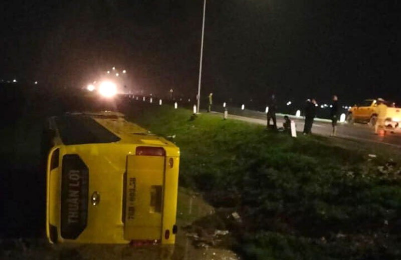 Hiện trường vụ xe khách lao xuống ruộng trên tuyến tránh quốc lộ 1 rồi lật nghiêng. Hiện trường vụ xe khách lao xuống ruộng trên tuyến tránh quốc lộ 1 rồi lật nghiêng.