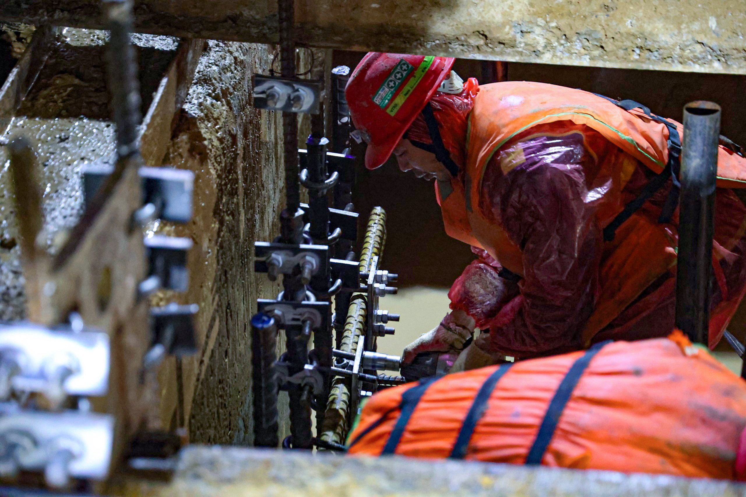 C&ocirc;ng trường thi c&ocirc;ng ga ngầm S12 metro Nhổn - ga H&agrave; Nội tất bật trong tối 30 Tết- Ảnh 7.