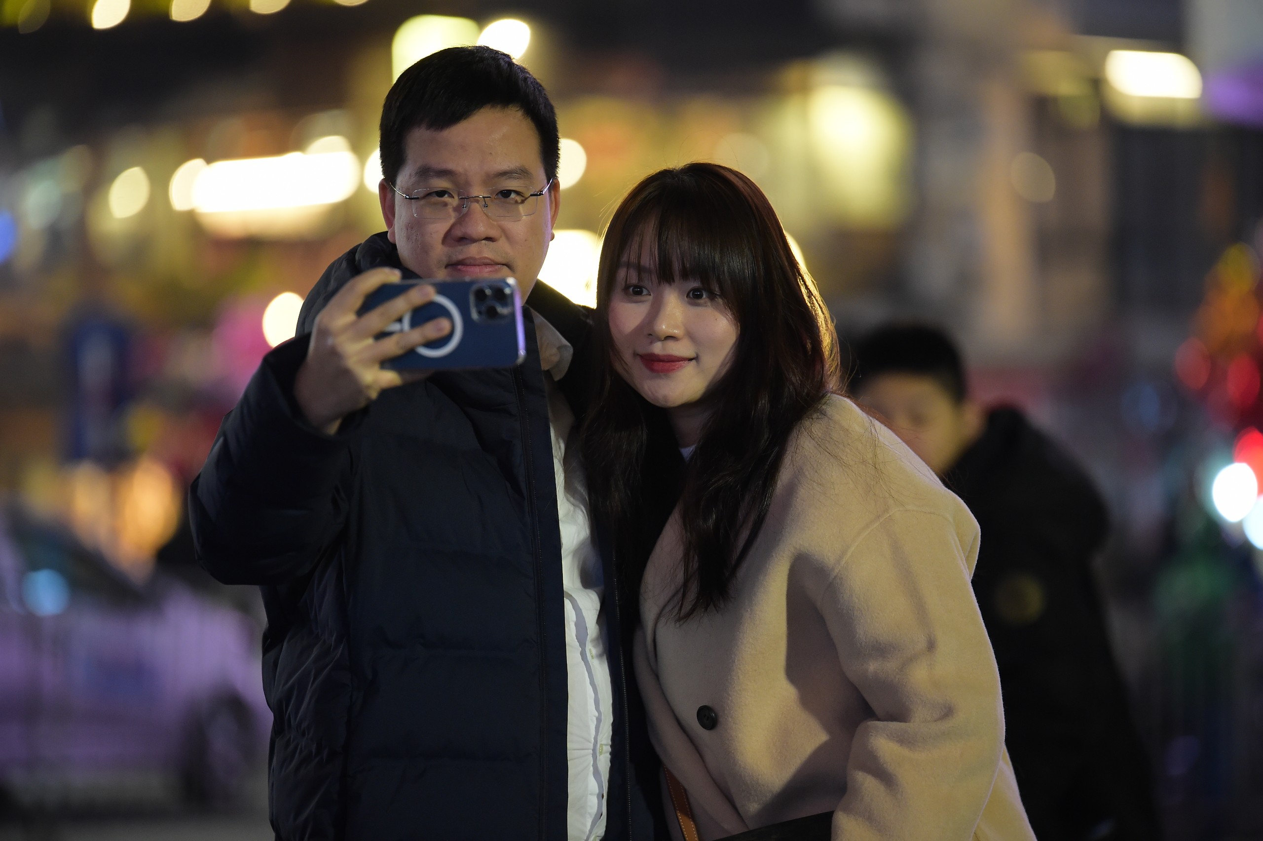 Người d&acirc;n n&ocirc; nức đổ ra đường đ&oacute;n giao thừa, xem ph&aacute;o hoa- Ảnh 6.