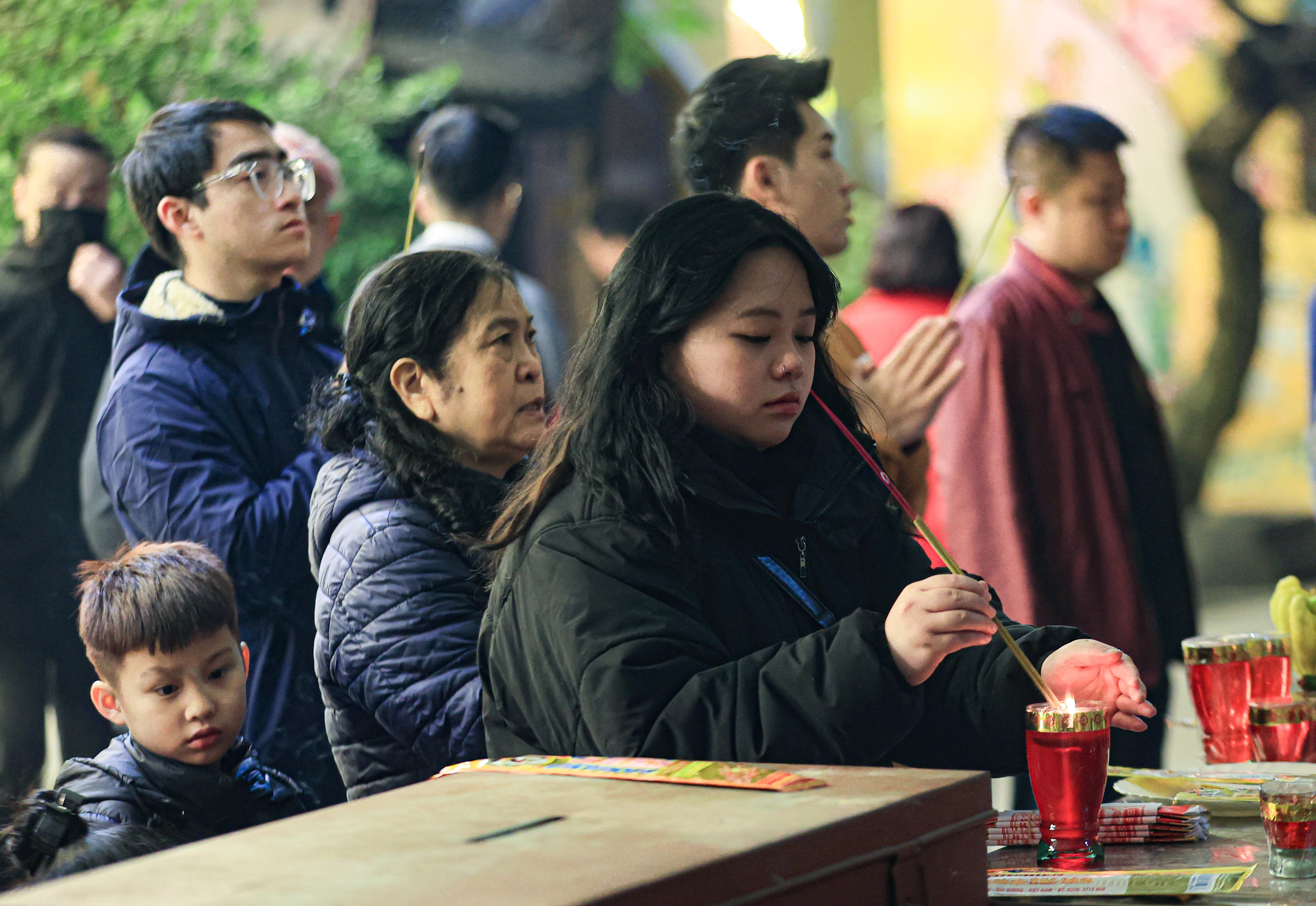 Sau giao thừa, người H&agrave; Nội đi lễ ch&ugrave;a, mua muối, cầu b&igrave;nh an- Ảnh 3.