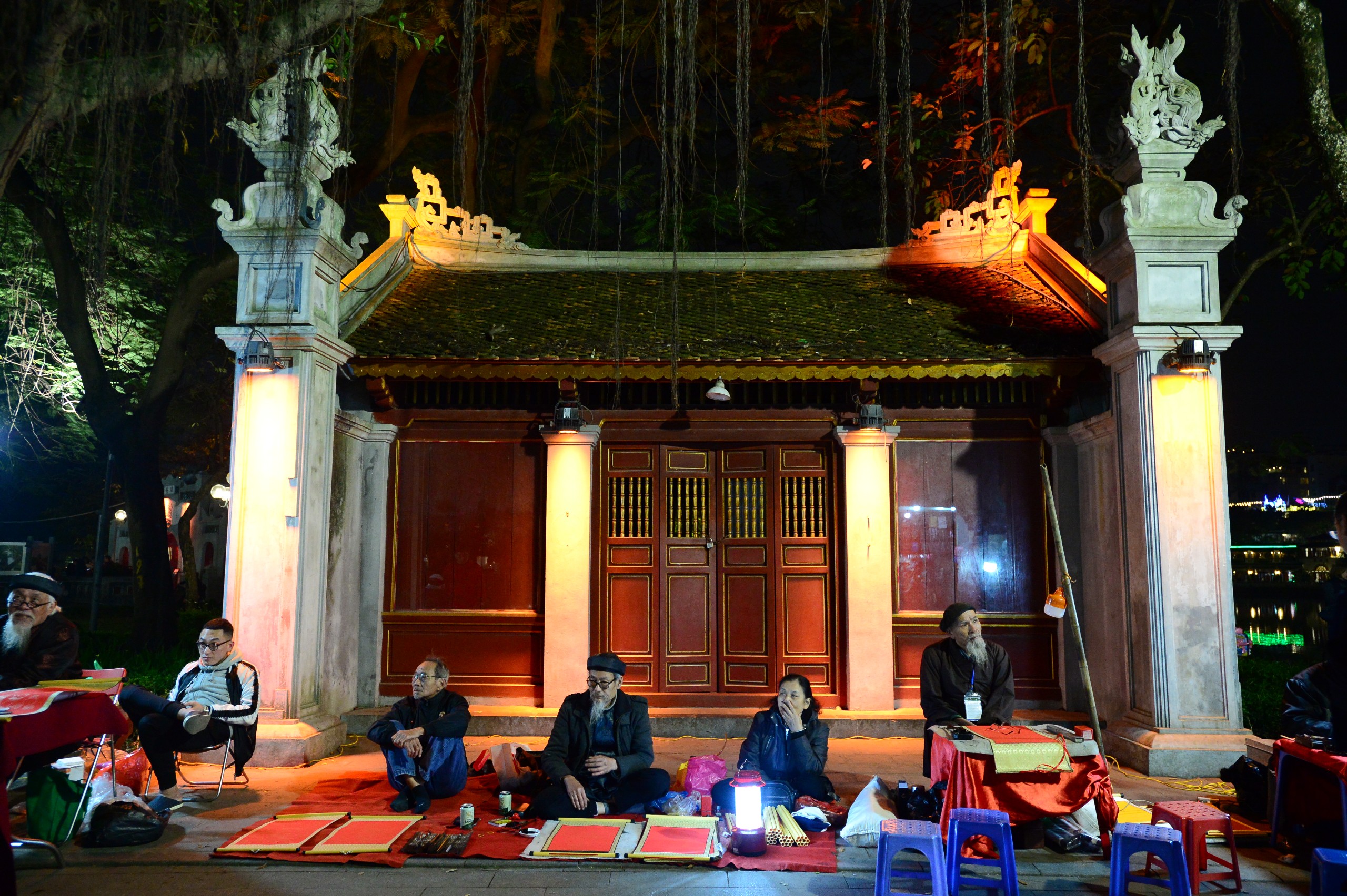 Người d&acirc;n n&ocirc; nức đổ ra đường đ&oacute;n giao thừa, xem ph&aacute;o hoa- Ảnh 1.